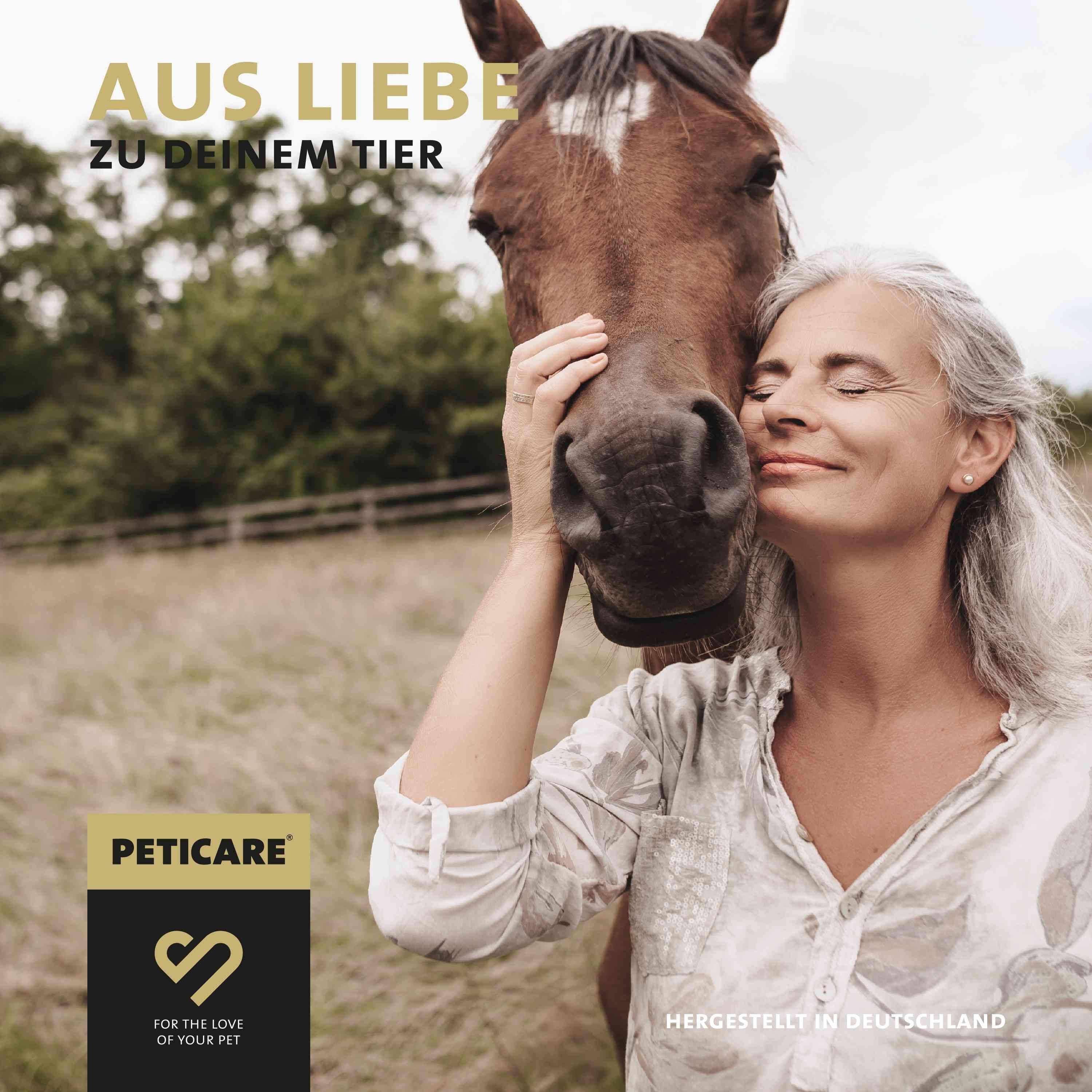 Donna con cavallo in un campo, logo Peticare, "Per amore del tuo animale".