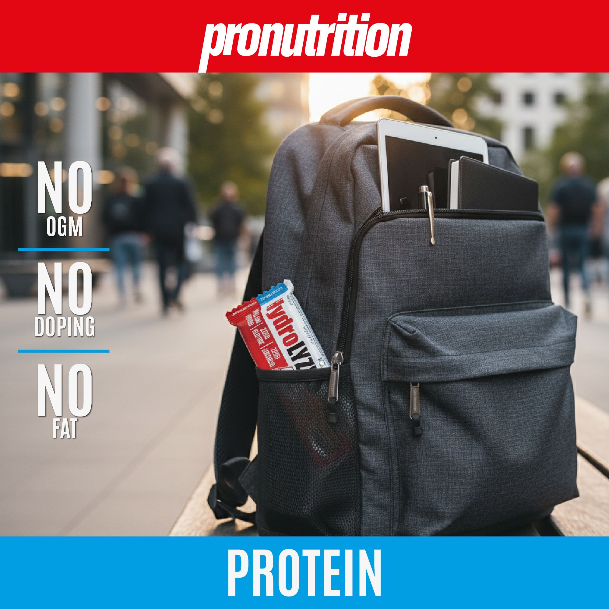 Barretta proteica rossa in tasca di zaino. Testo: NO OGM, NO DOPING, NO FAT. Marchio Pronutrition. Scritta blu: PROTEIN.