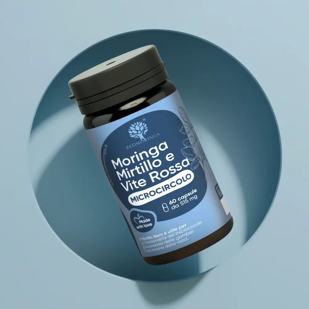 Flacone in cerchio blu. Testo: Moringa Mirtillo Vite Rossa, Microcircolo. 60 capsule, 515 mg. Made with love.