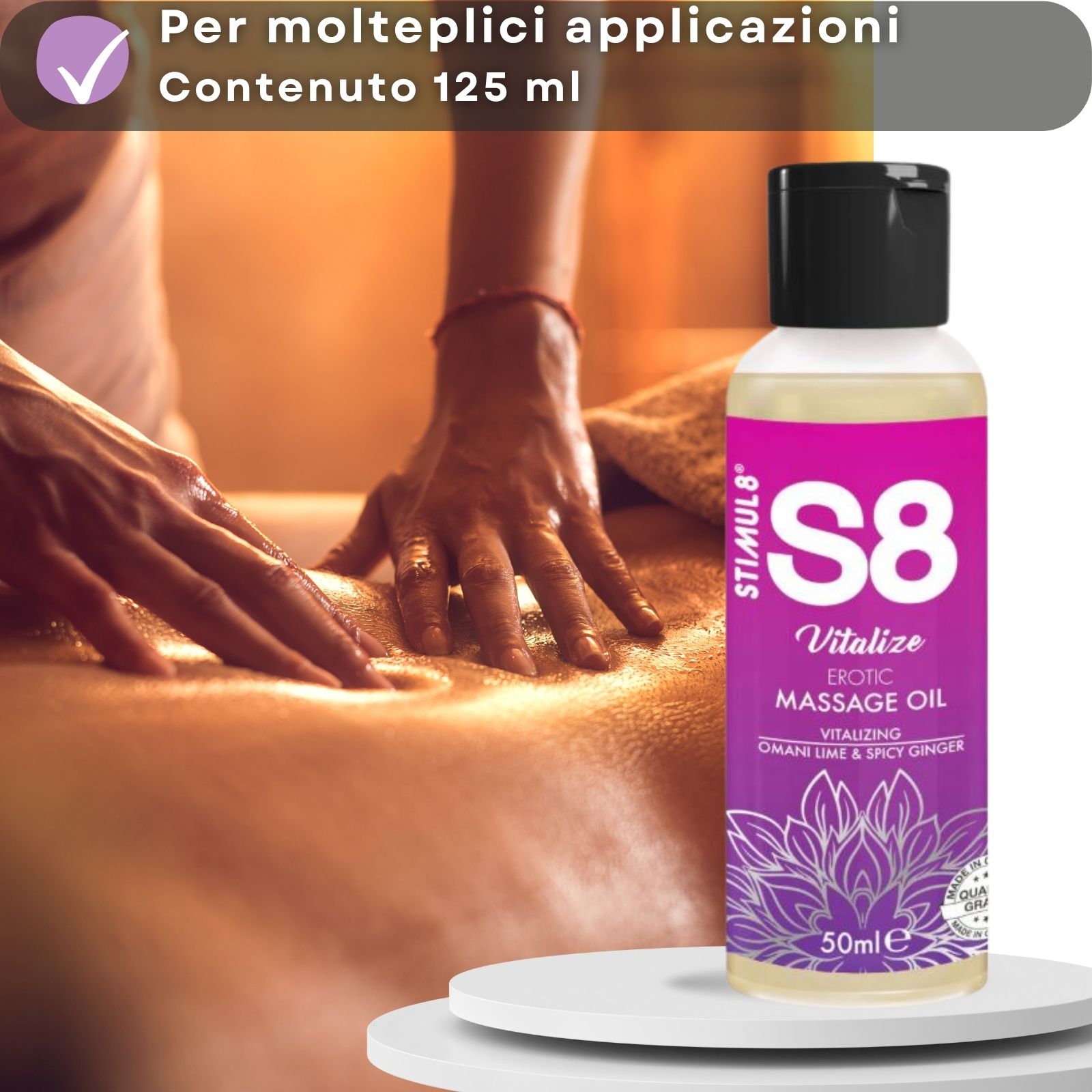 Flacone olio massaggio, accanto a una donna. Testo: Per molte applicazioni, contenuto 125 ml. Su piedistallo bianco.