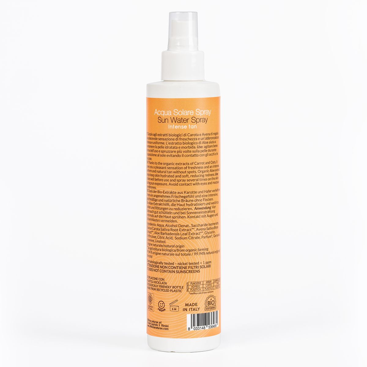 Retro di un flacone spray bianco con etichetta arancione. Testo multilingue. Con certificazioni e indicazione di origine.