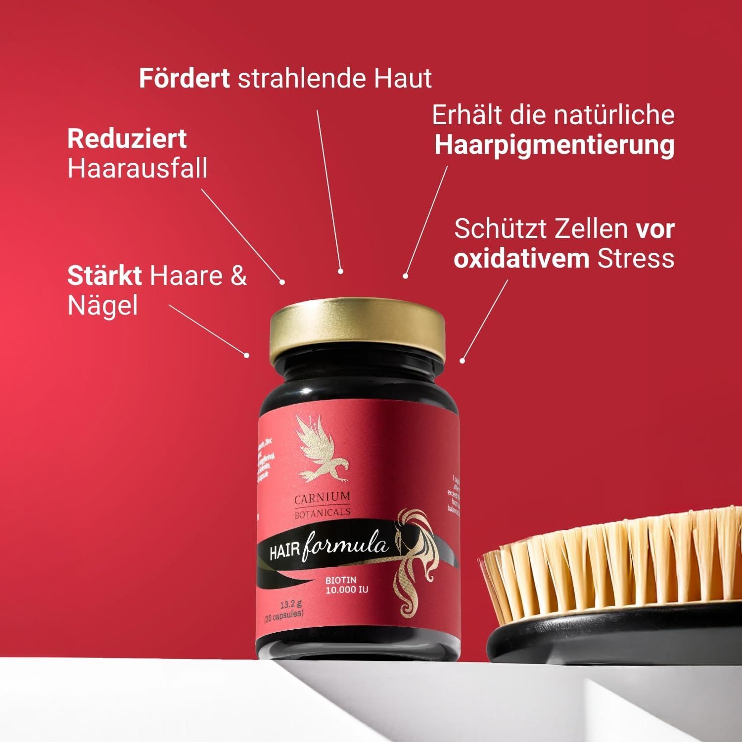 Flacone con etichetta rossa e tappo dorato. Testo: CARNIUM BOTANICALS Hair Formula. Frecce indicano: Caduta capelli, pelle, pigmentazione, stress ossidativo.