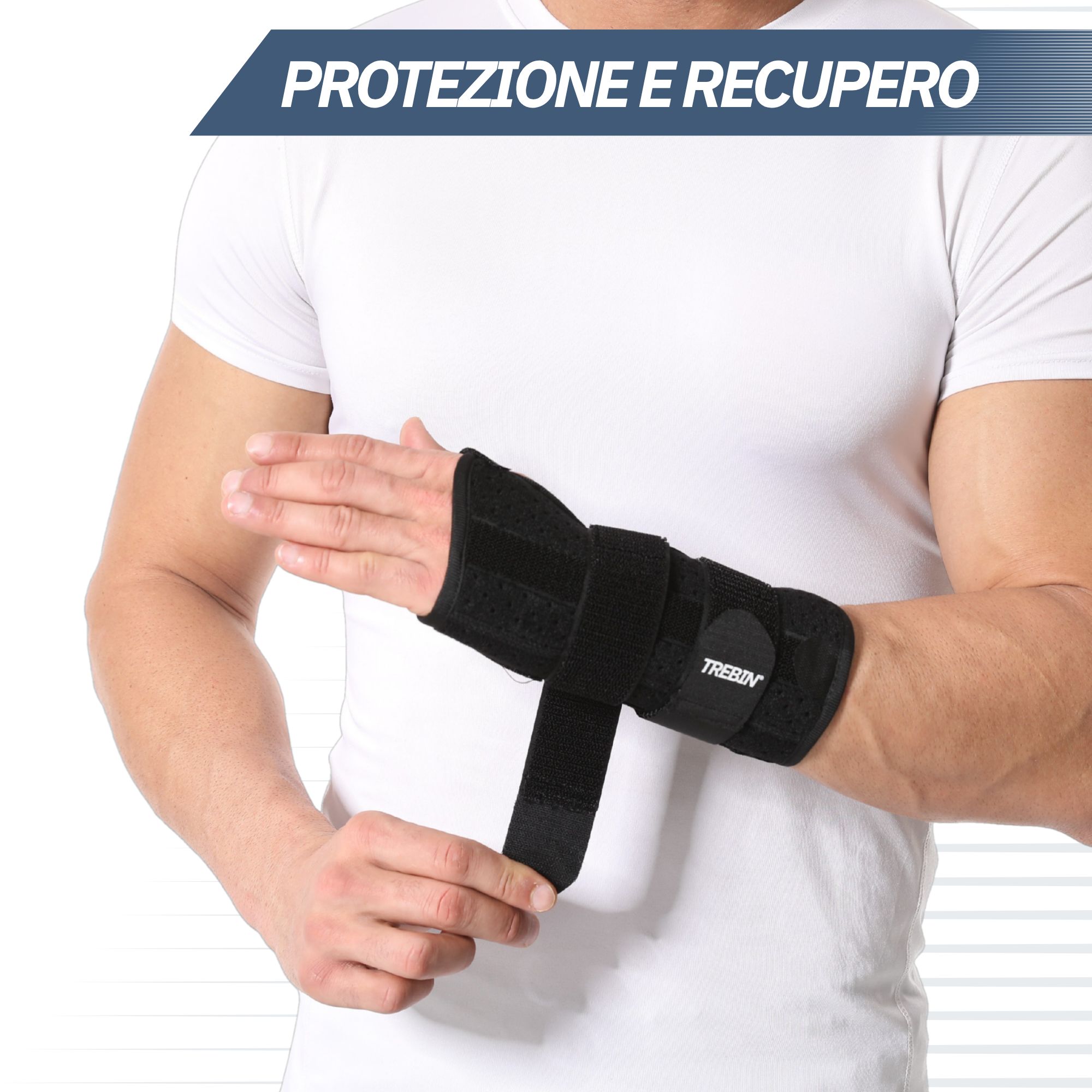 Un uomo indossa un tutore per polso nero con chiusura in velcro.