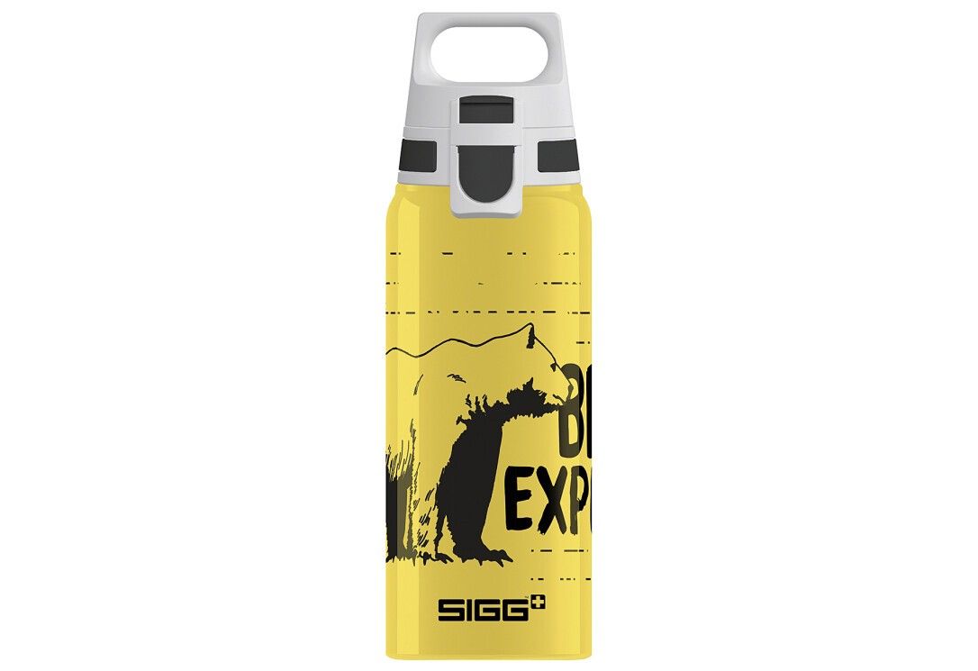 Borraccia gialla con orso e logo SIGG. Tappo bianco con anello. Scritte nere.