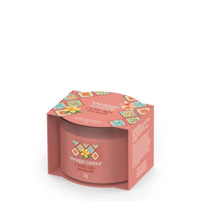 Candela rosa in confezione. Scritta: Capri Glow, Soleil sur Capri, 37g. Confezione triangolare.