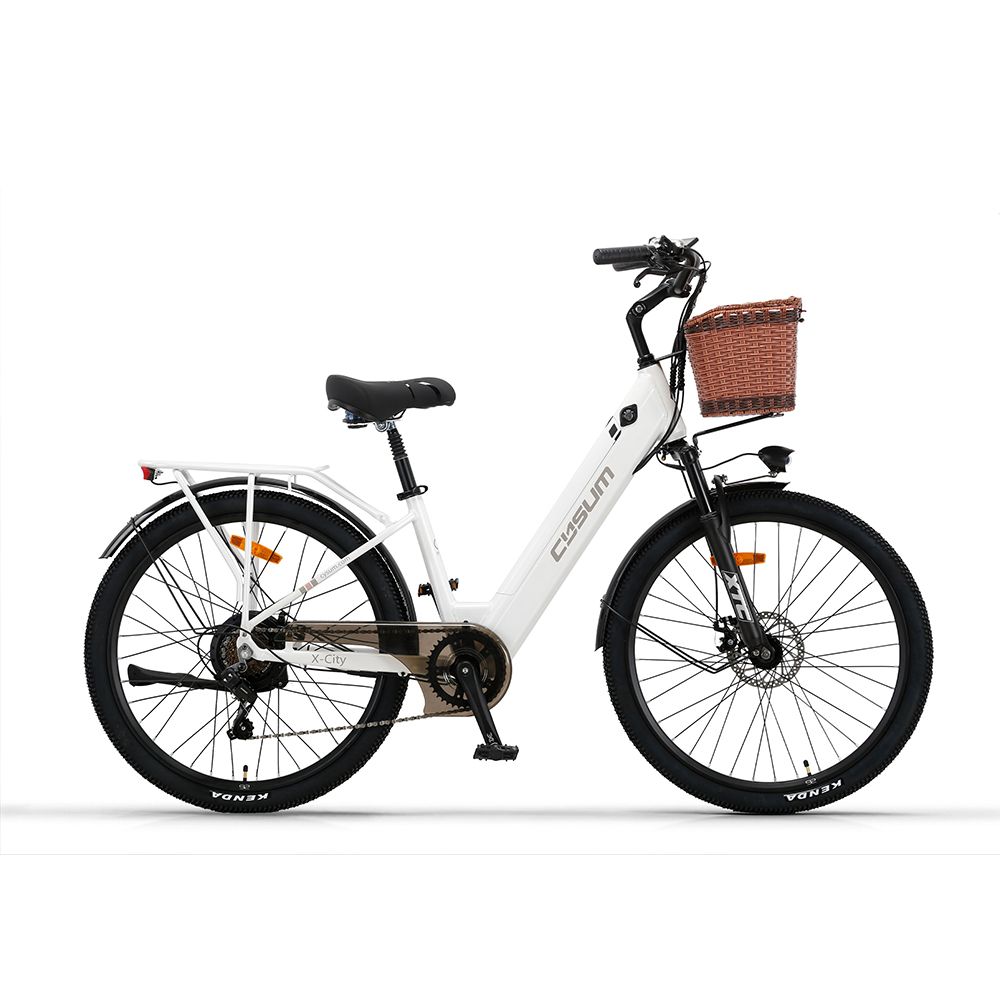 Bicicletta elettrica bianca con cestino, telaio e pneumatici neri. Marchio CYSUM.