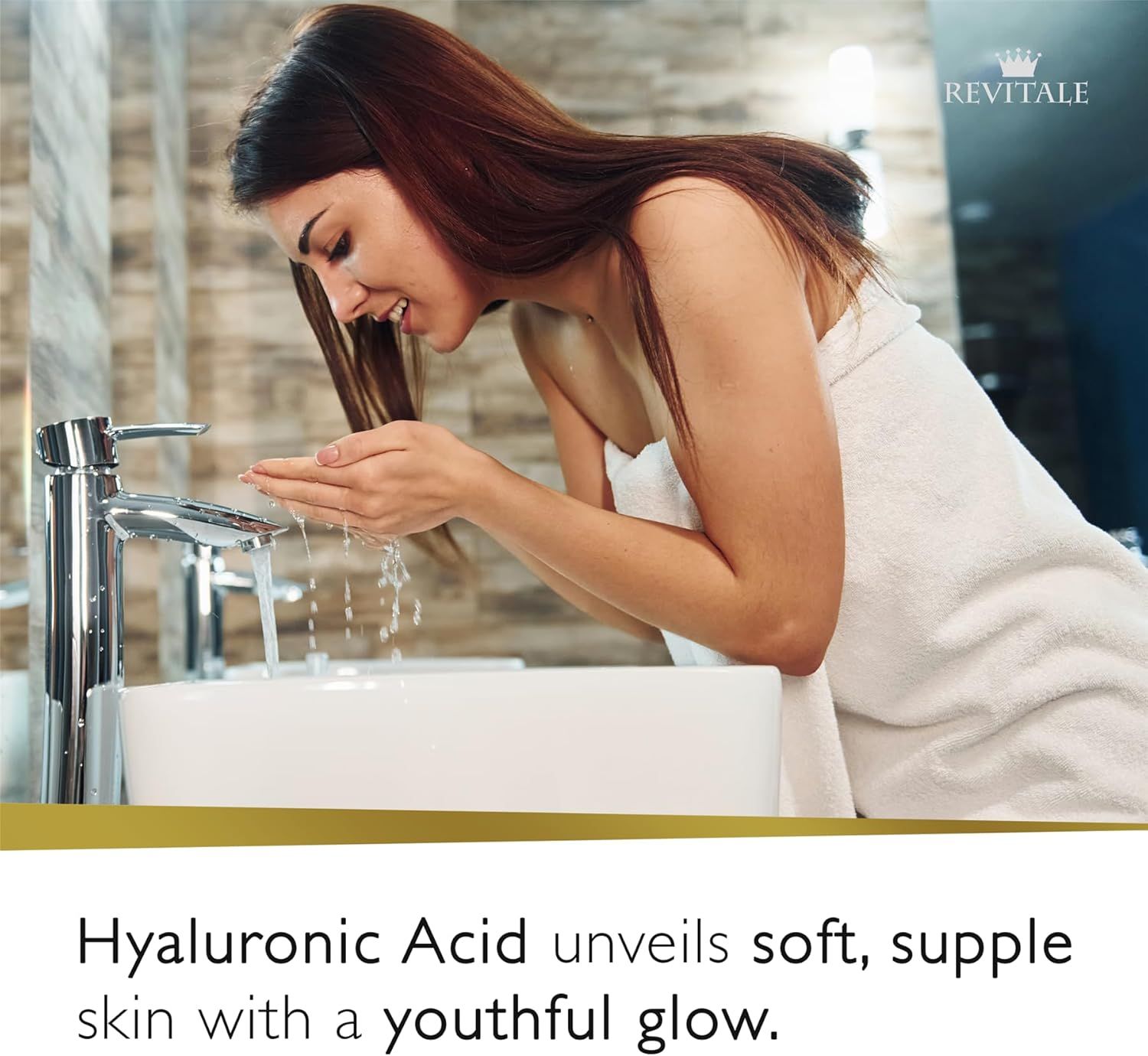 Donna che si lava il viso al lavandino. Logo Revitale in alto a destra. Testo: L'acido ialuronico rivela una pelle morbida e liscia.