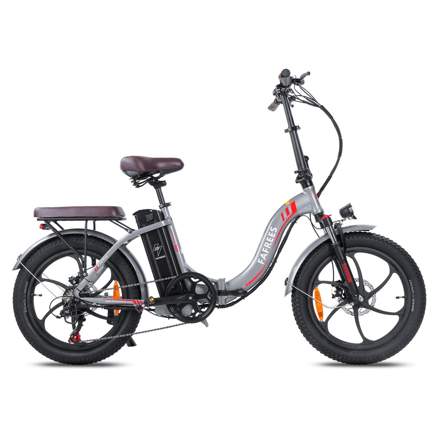 E-bike grigia con sella marrone. Pneumatici e cerchi neri. Marchio FAFREES.