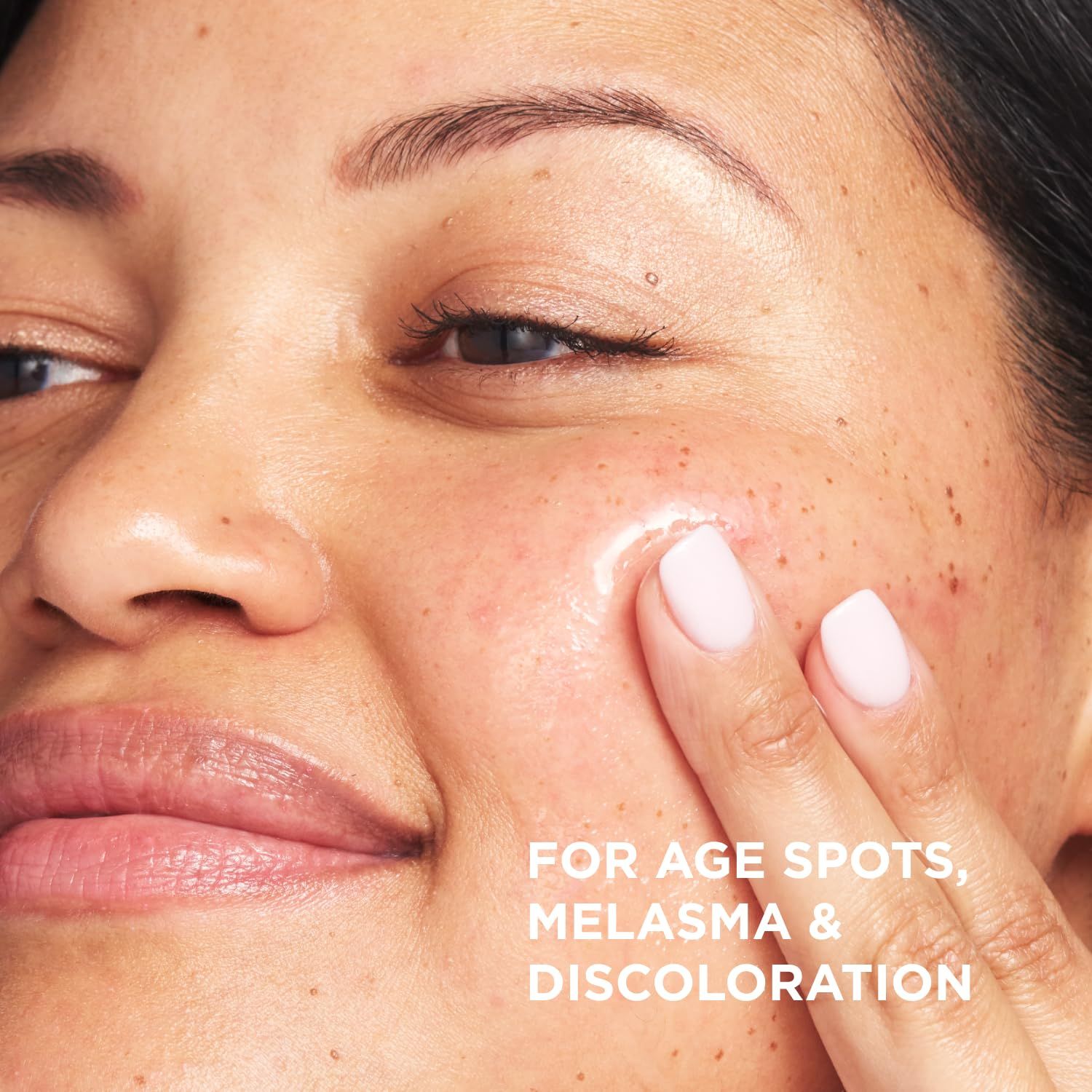 Donna che applica il prodotto. Testo: Per macchie dell'età, melasma e discromie.