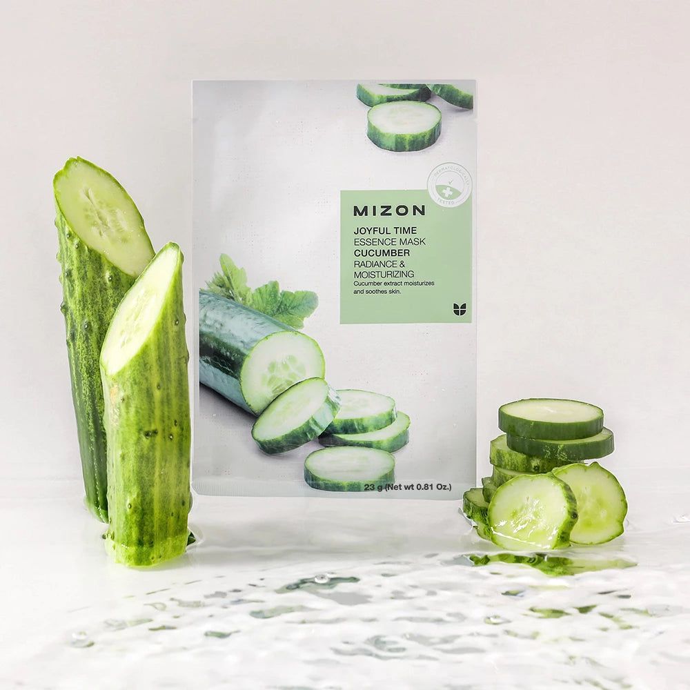 Maschera per il viso con motivo a cetriolo e fette di cetriolo. Cetrioli interi e tagliati accanto. Scritta: MIZON Joyful Time Essence Mask Gurke.
