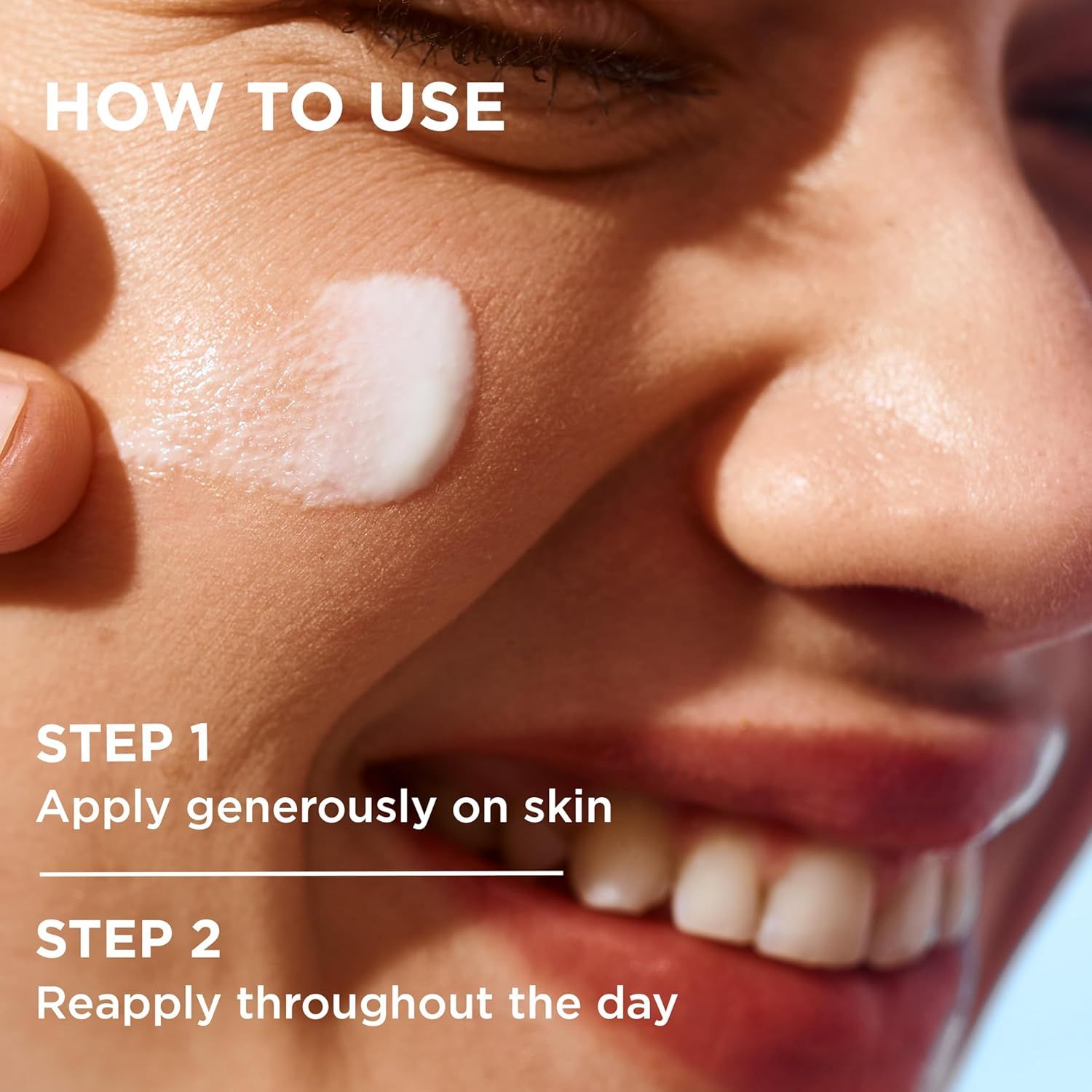 Primo piano di una persona che applica il prodotto sulla pelle. Testo: Applicare generosamente, ripetere.