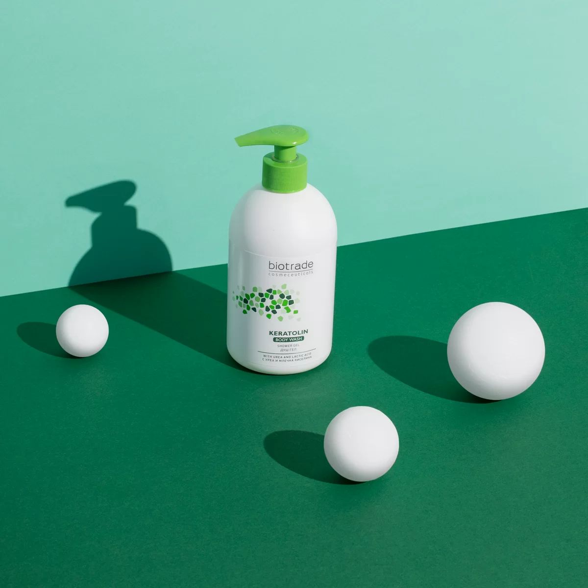 Dispenser bianco con erogatore verde. Scritta Biotrade e Keratolin. Tre sfere bianche su sfondo verde.