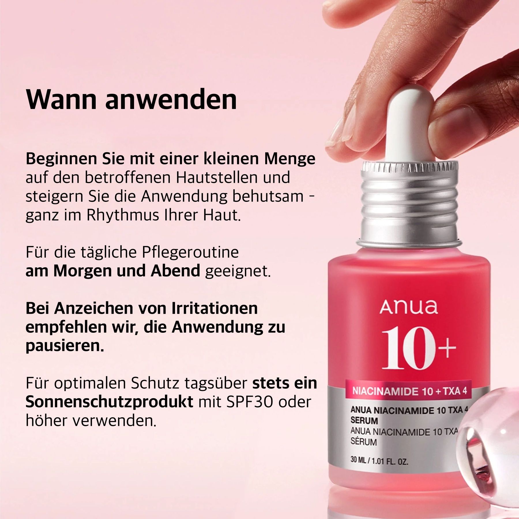 Mano che tiene un flacone di siero Anua 10+. Scritta: Anua 10+ Niacinamide TXA 4 Serum. Testo sull'uso.