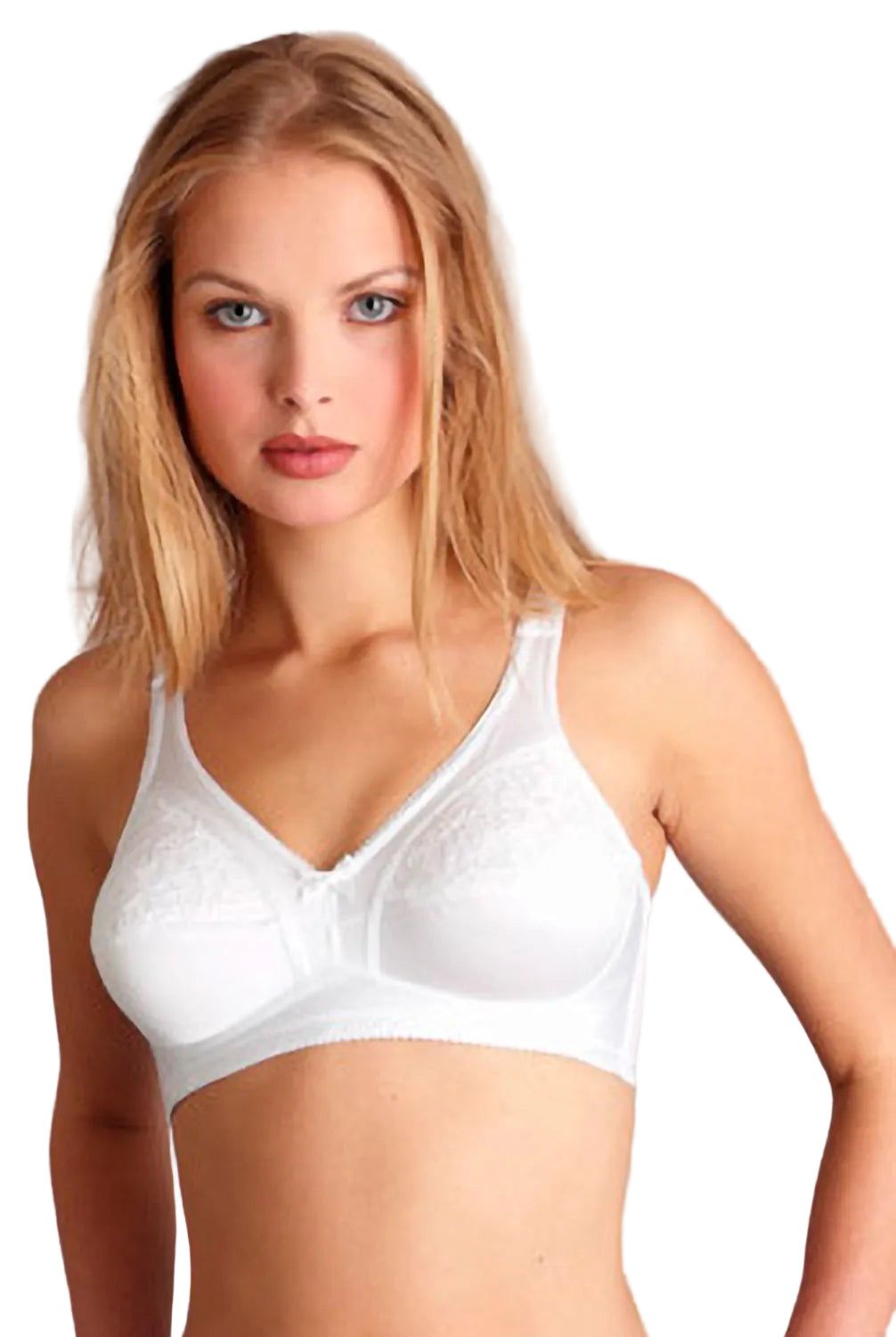 Una donna indossa un reggiseno bianco in raso e pizzo. Vista frontale, scollatura del reggiseno visibile.