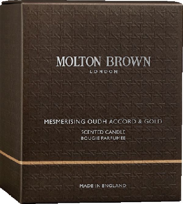 Scatola quadrata marrone. Scritta: Molton Brown London, Mesmerising Oudh Accord & Gold, Scented Candle, Bougie Parfumée. Made in England.
