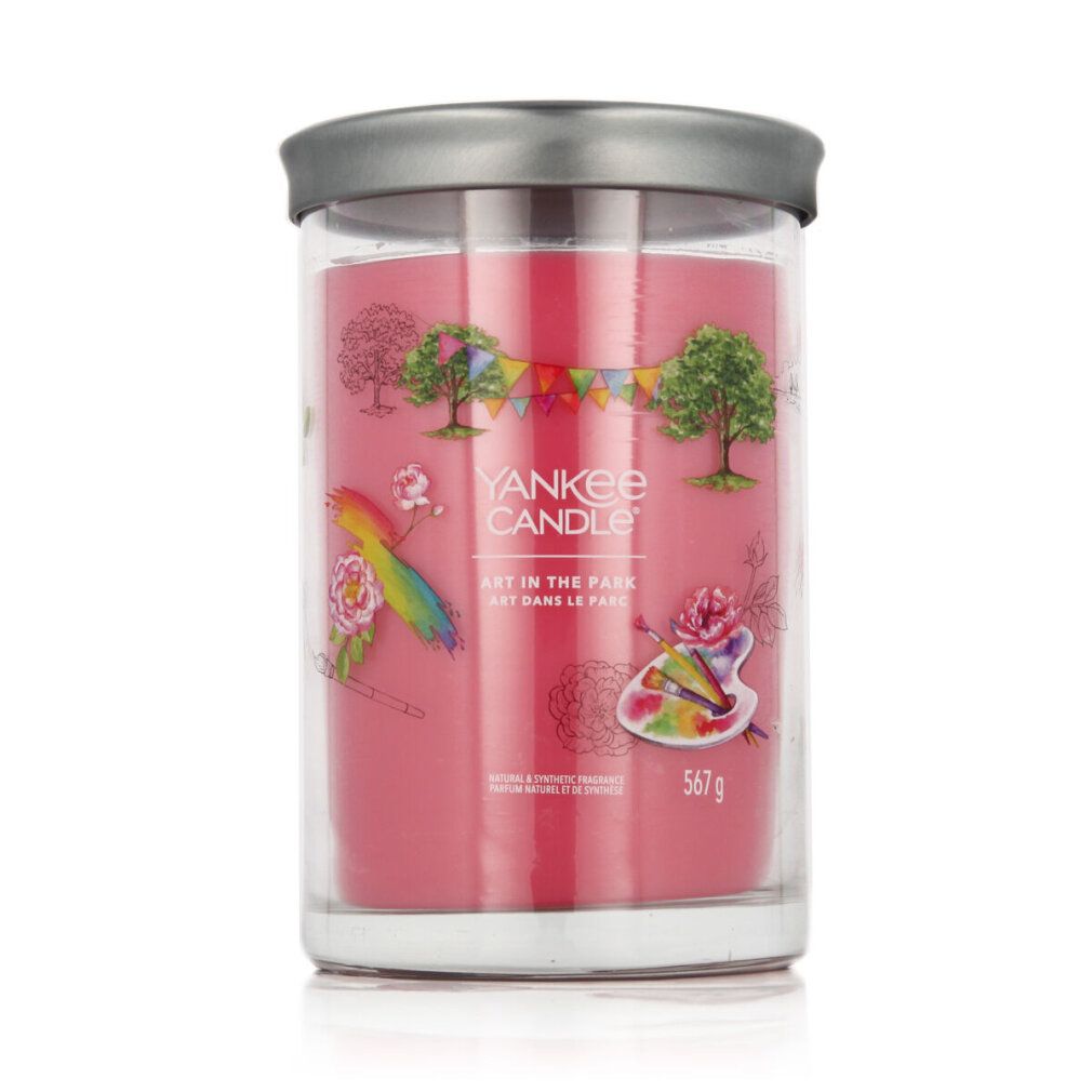 Candela cilindrica con coperchio in custodia trasparente. Candela rosa. Etichetta con alberi, arcobaleno e pennello. Testo: Yankee Candle, 567g.