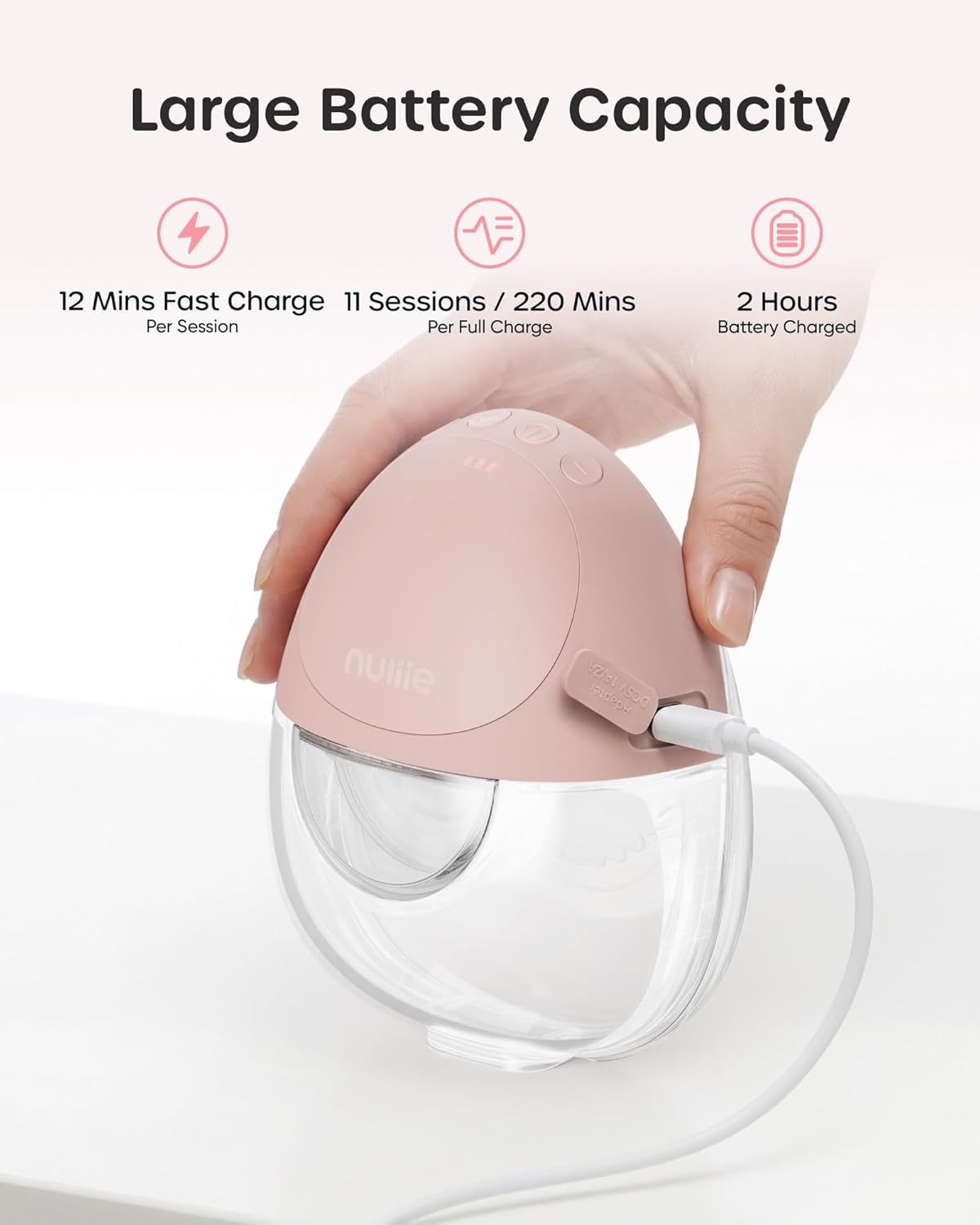 Una mano tiene un tiralatte rosa in carica tramite USB. Caratteristiche: ricarica rapida 12 min, 11 sessioni/220 min per carica, 2 ore di carica.