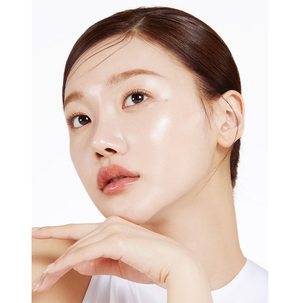 Donna con pelle luminosa. Scritta: MEDICUBE.