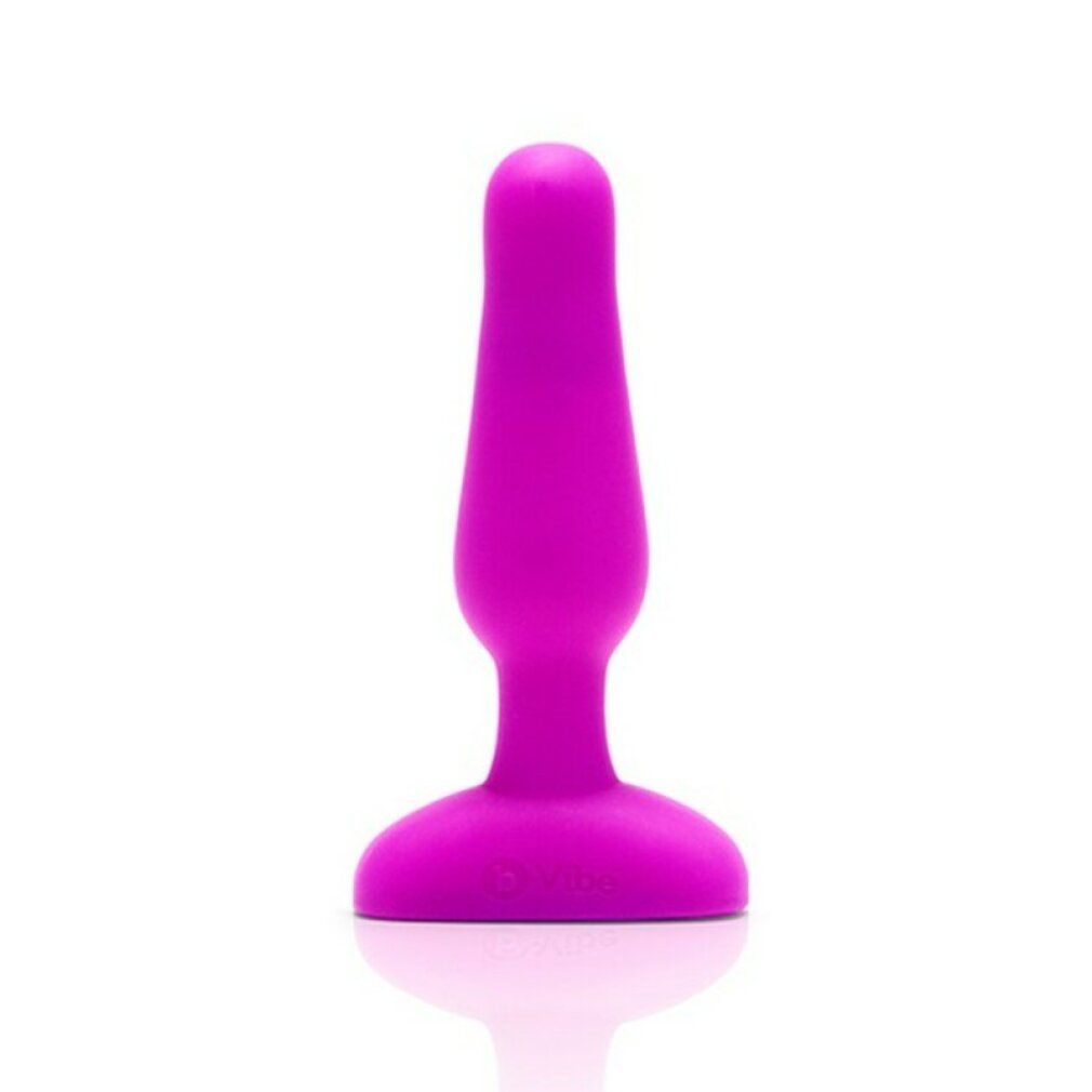 Plug fucsia con base ampia e fusto allungato. Marchio b-Vibe visibile sulla base. Prodotto su superficie riflettente.