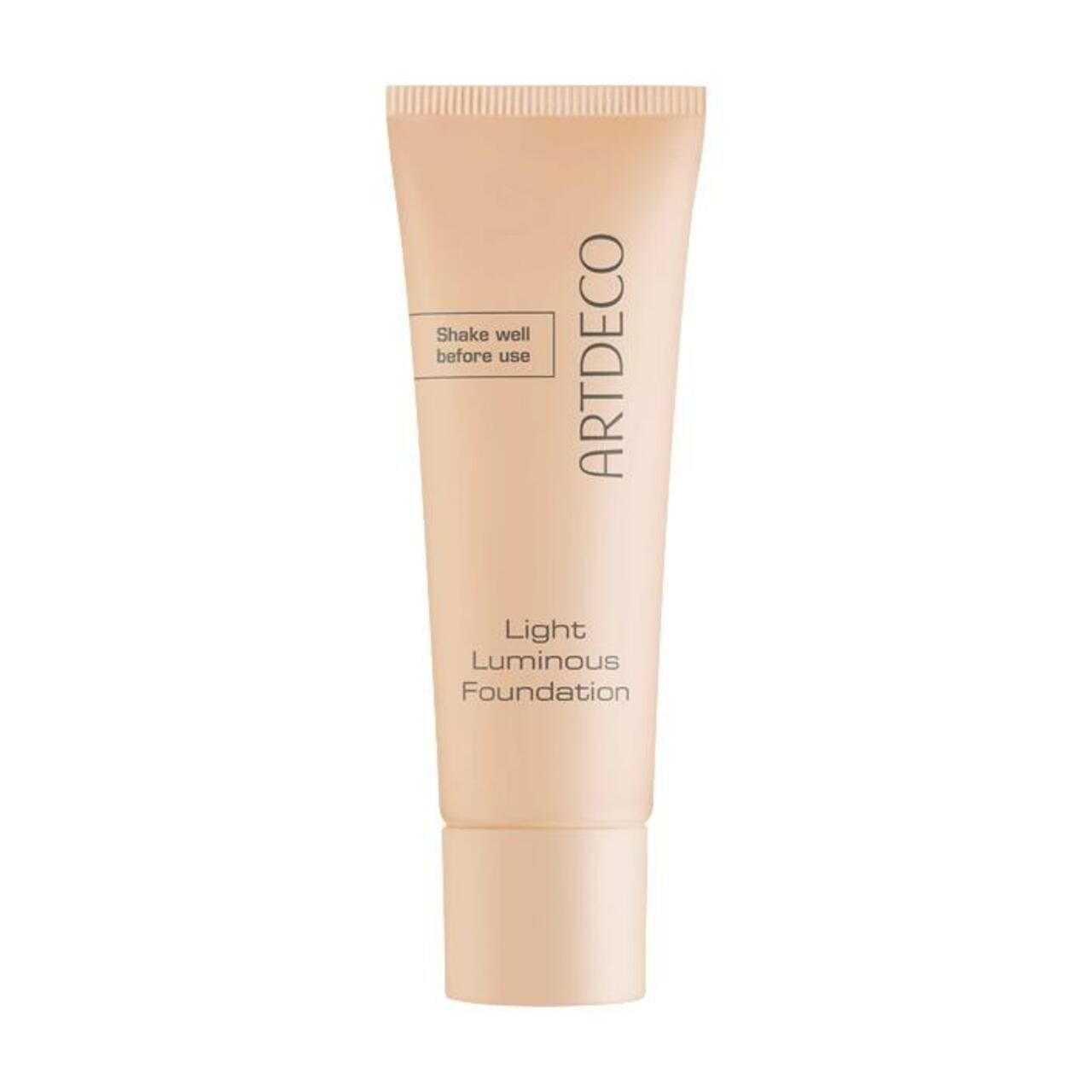 Tubo beige di fondotinta Artdeco Light Luminous. Scritta: Shake well before use. Nome del prodotto e marchio visibili.