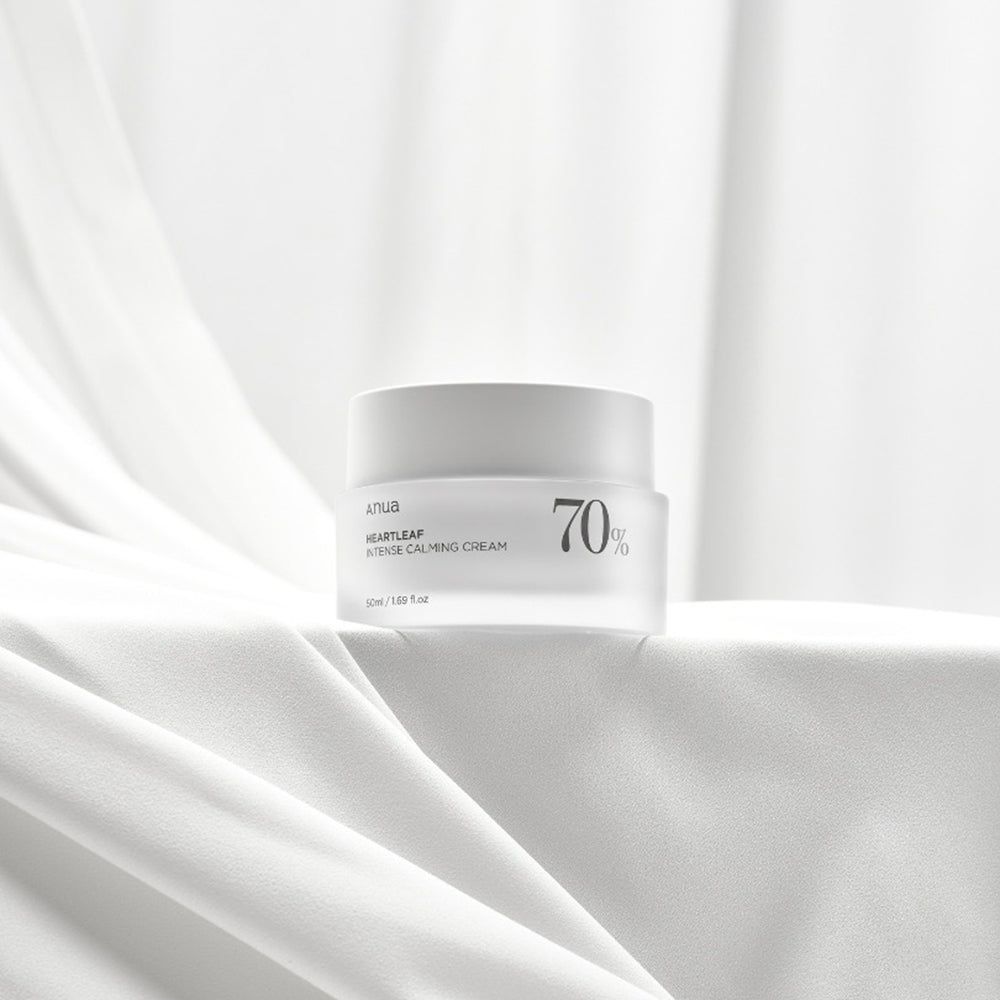 Vasetto di crema su tessuto bianco. Scritta: Anua, Heartleaf Intense Calming Cream, 70%.