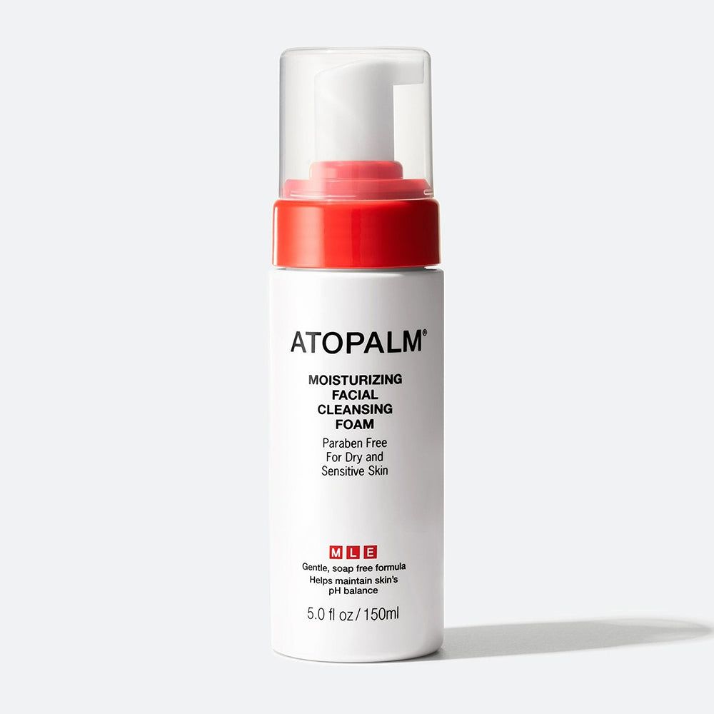 Flacone bianco con tappo rosso. Scritta: ATOPALM, schiuma detergente idratante. Per pelli secche e sensibili.