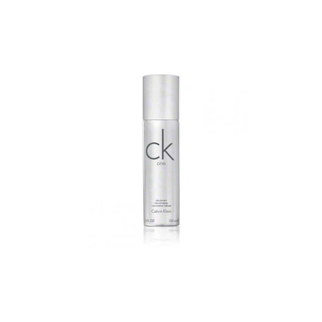 Deodorante CK One di Calvin Klein. Flacone spray argentato con logo e scritta neri.
