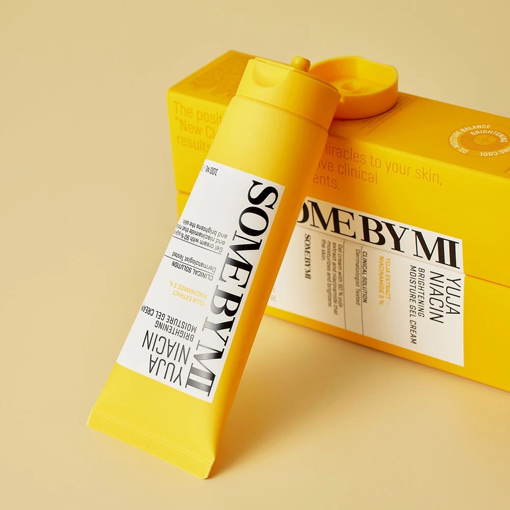 Tubo di crema gel e scatola. Scritta: SOME BY MI Yuja Niacin Brightening Moisture Gel Cream. Giallo.