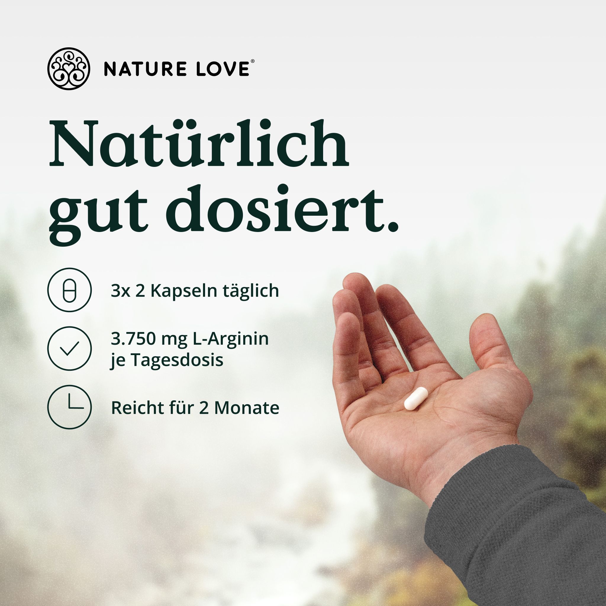Mano che tiene una capsula NATURE LOVE L-Arginina, dosaggio 3x2 capsule al giorno.