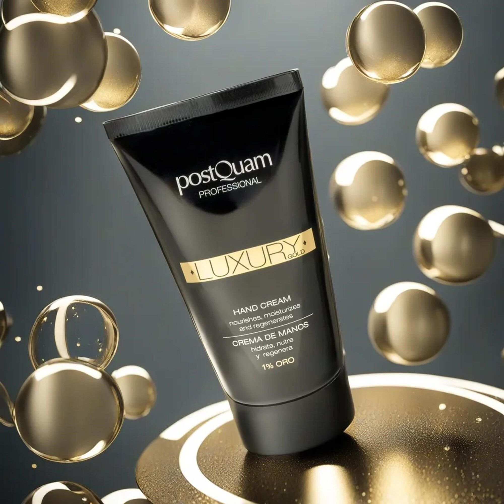 Tubo nero di crema mani con scritta dorata "LUXURY" e "1% ORO". Circondato da sfere dorate. Marchio: Postquam Professional.