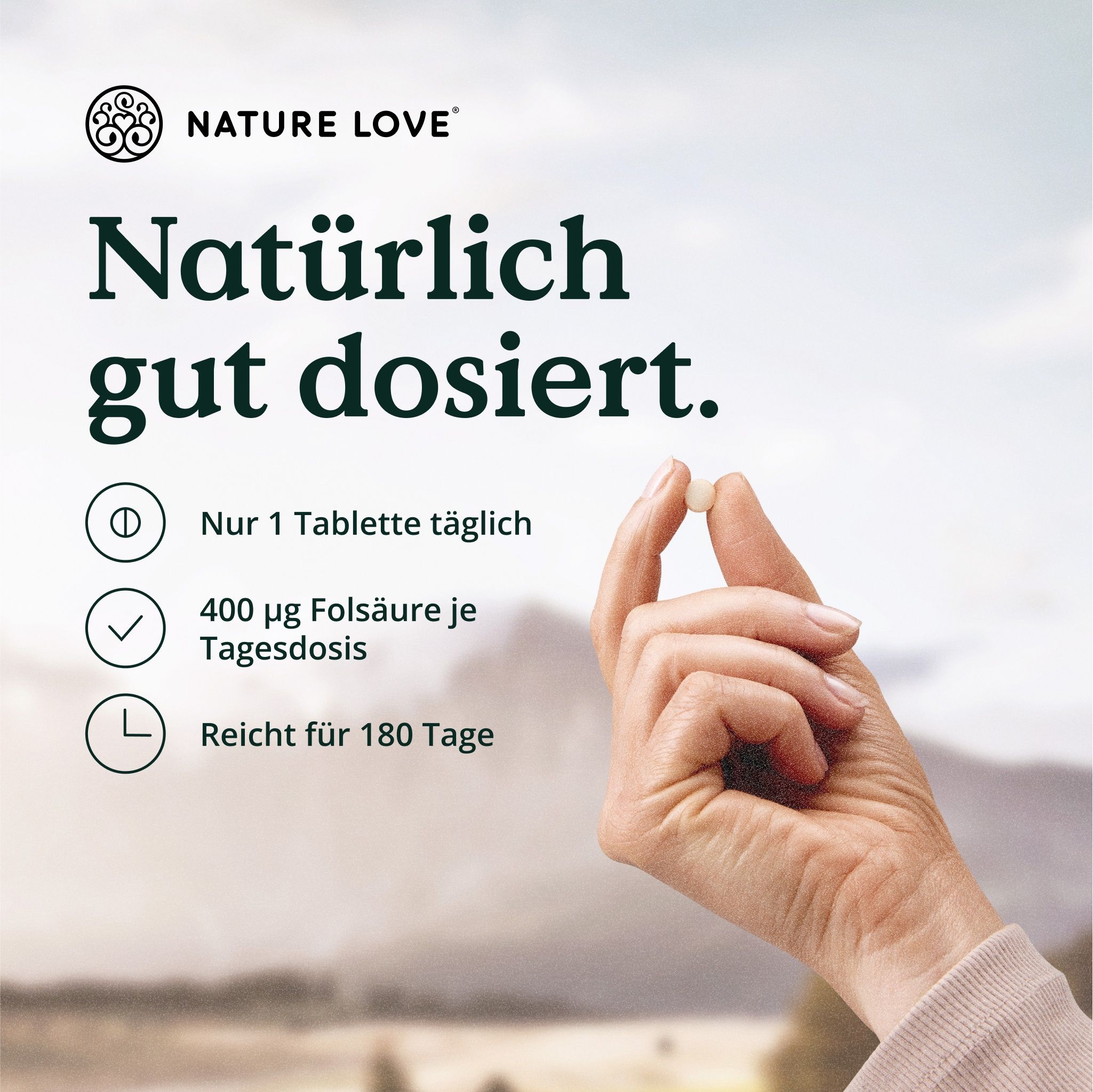 Mano che tiene una compressa. Testo: Solo 1 compressa al giorno, 400 µg di acido folico per dose giornaliera, per 180 giorni. Marchio NATURE LOVE.