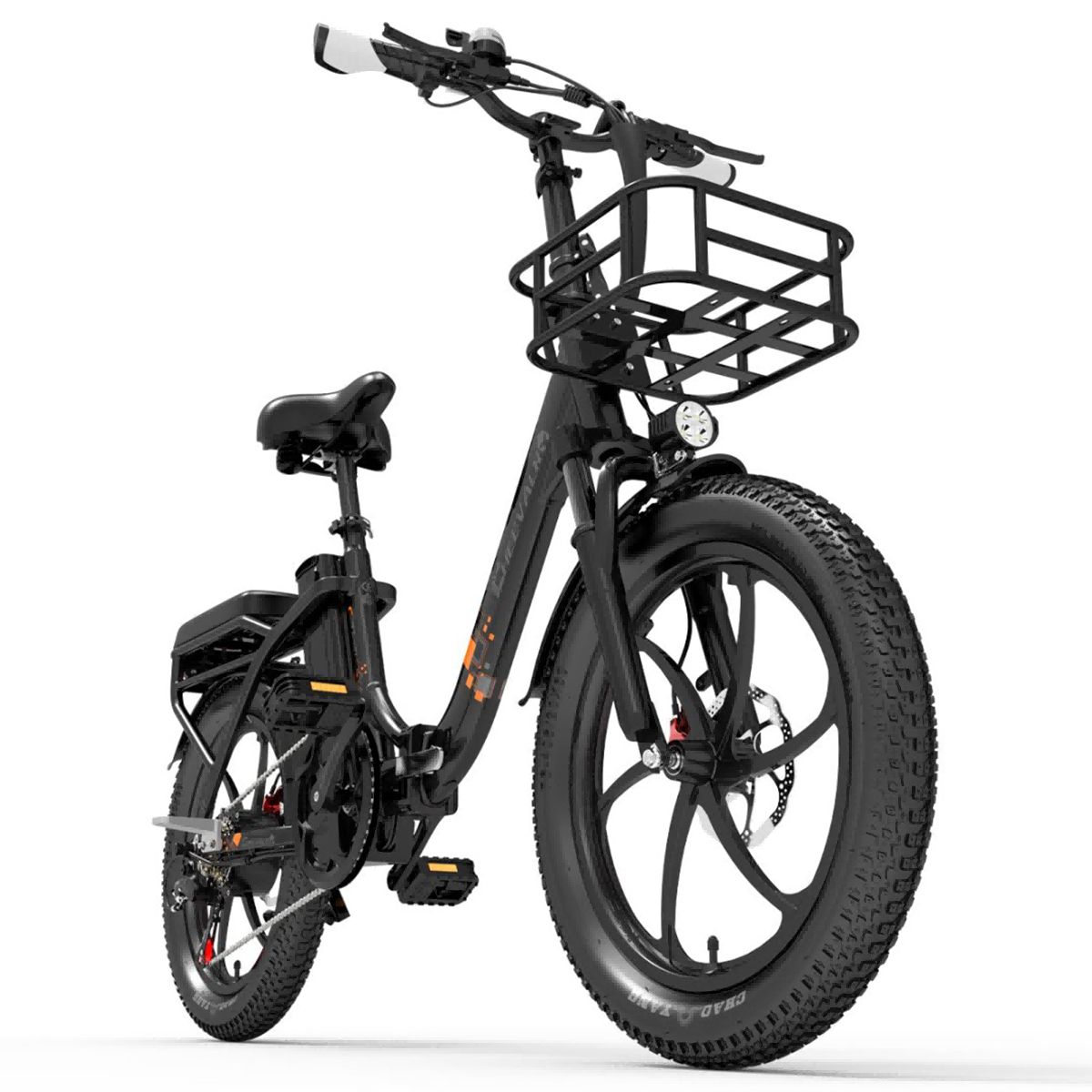 Bicicletta elettrica nera con cestino, faro e pneumatici larghi. Dettagli arancioni. Manubrio con manopole bianche.