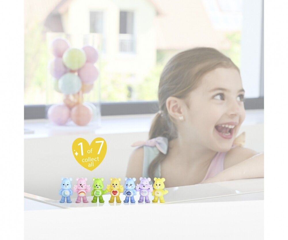 Bambina nella vasca da bagno con sette piccole statuette. Cartello giallo con testo: 1 di 7. Collezionali tutti.