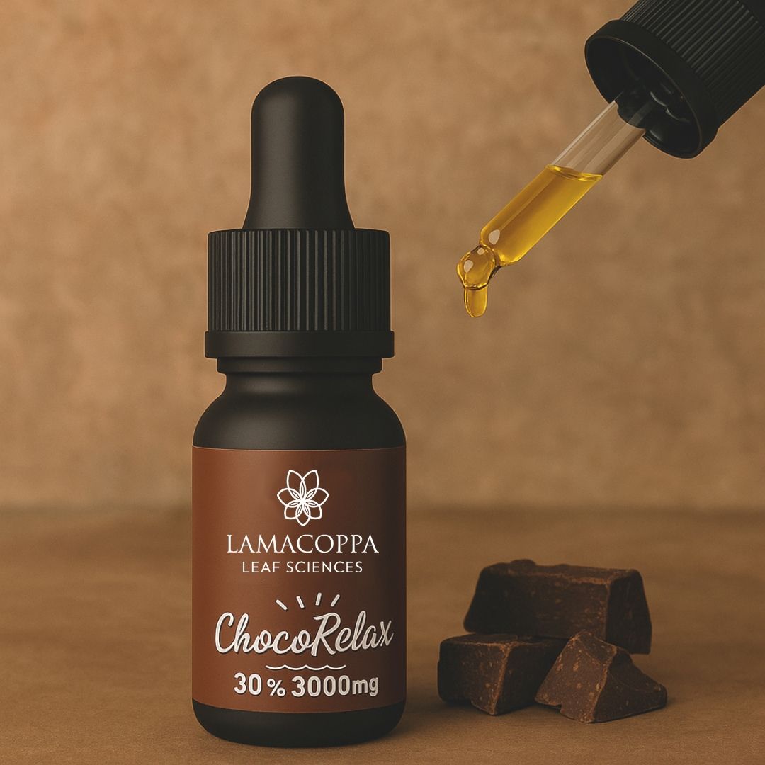 Flacone in vetro scuro con contagocce, etichetta con 'ChocoRelax 30% 3000mg' e 'Lamacoppa Leaf Sciences'. Pezzi di cioccolato accanto.