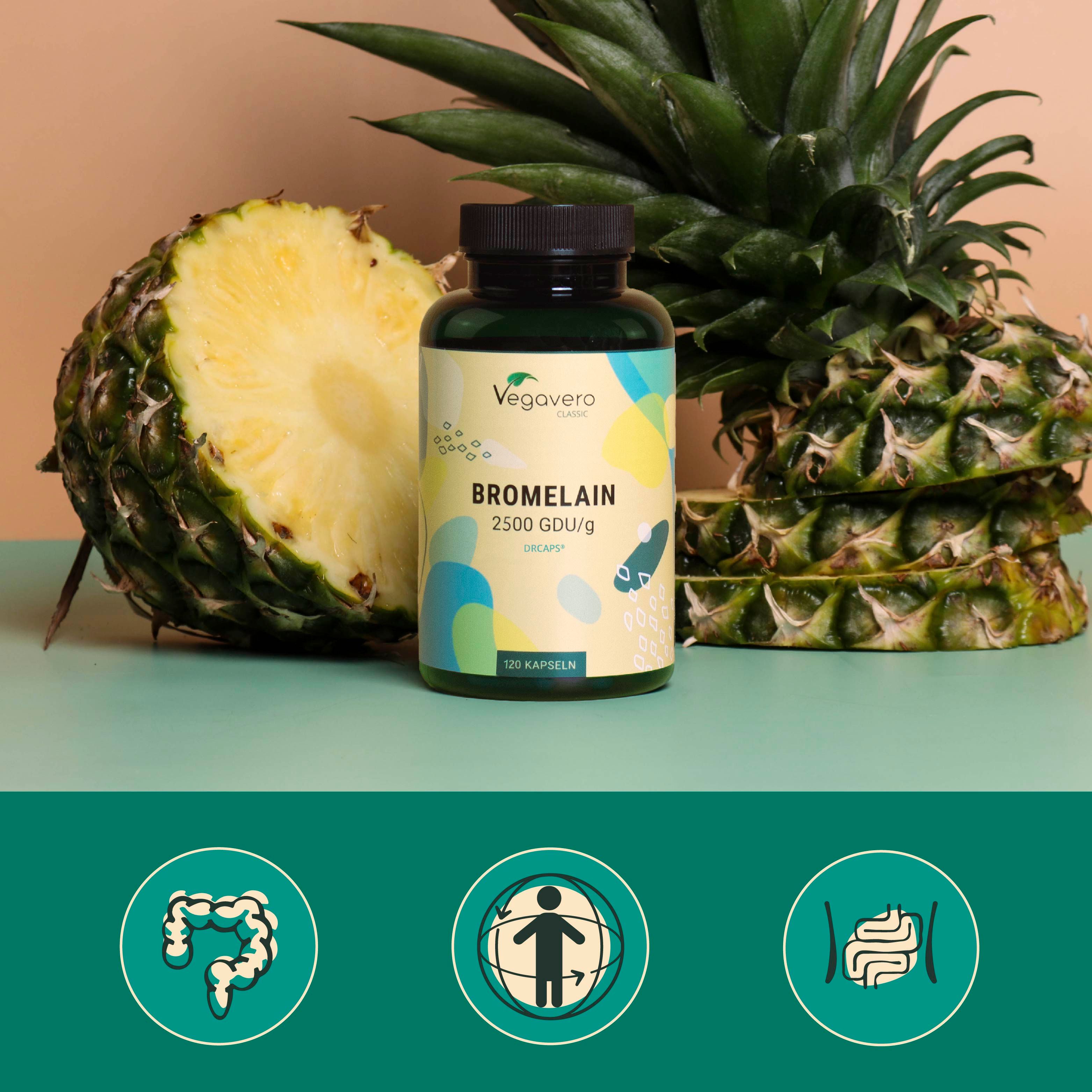 Flacone verde con Bromelina 2500 GDU/g e ananas. 120 capsule. Marchio: Vegavaro. Ananas sullo sfondo.