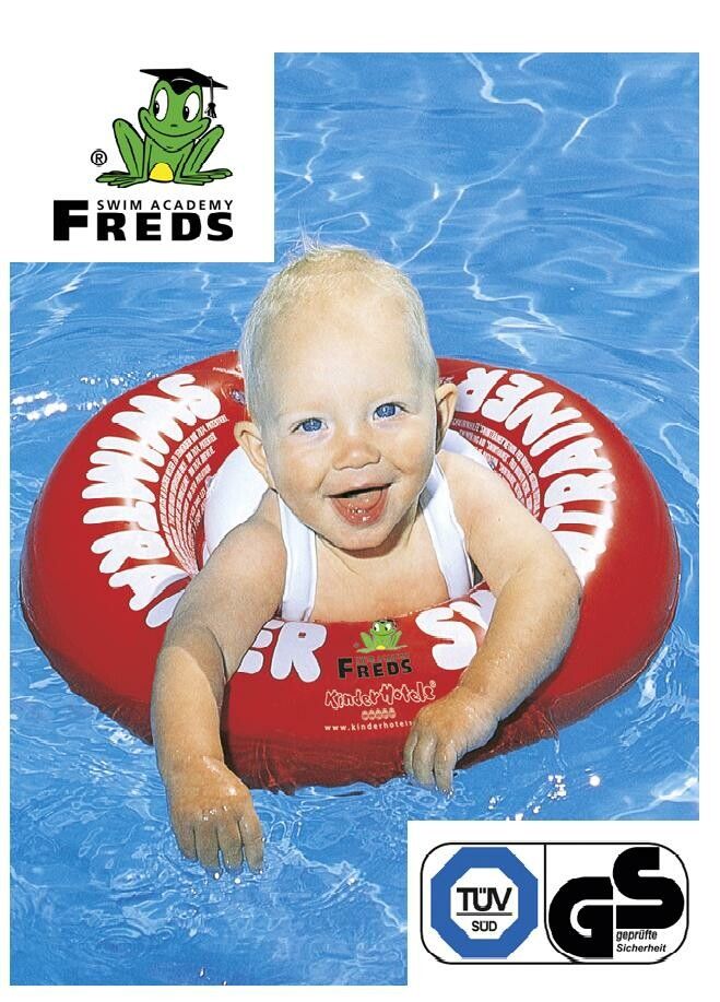 Bambino in Schwimmtrainer rosso in piscina. Marchio Freds Swim Academy. Marchi TÜV e GS.