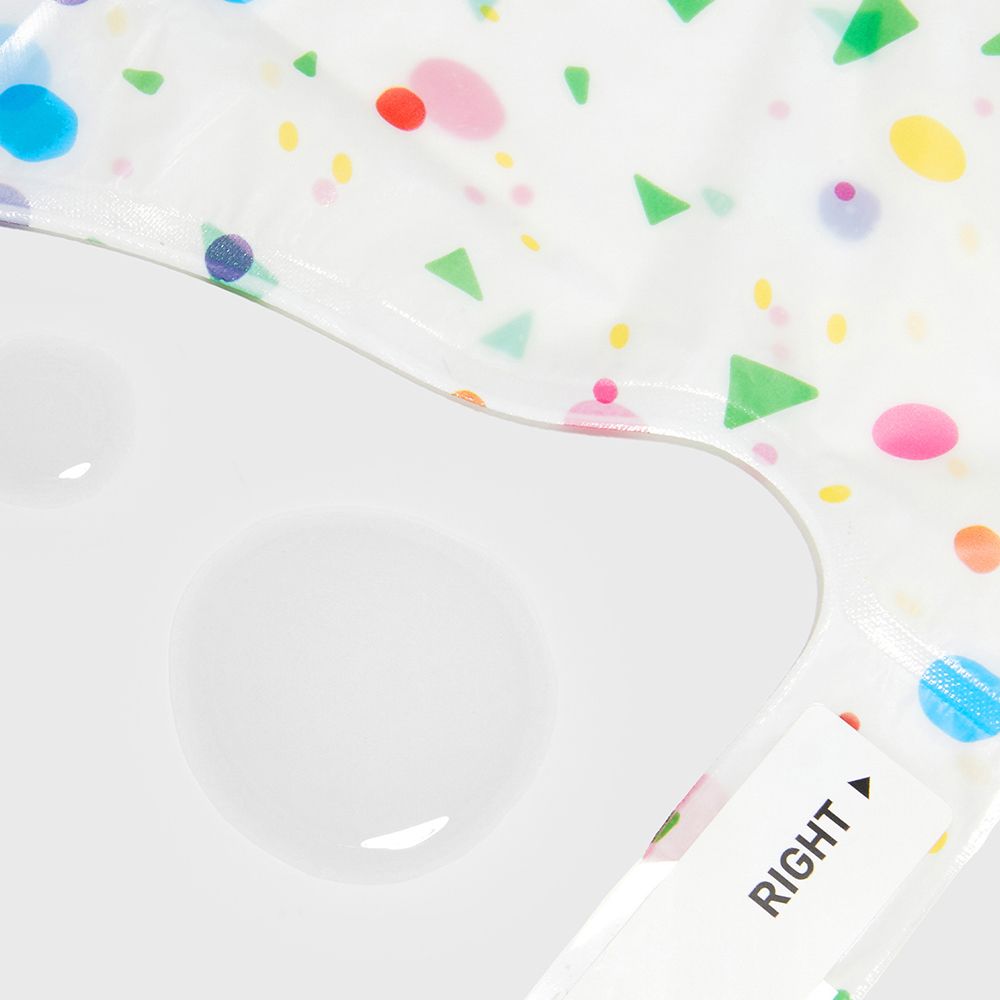 Primo piano di una maschera per piedi con pois e triangoli colorati. Scritta "RIGHT".