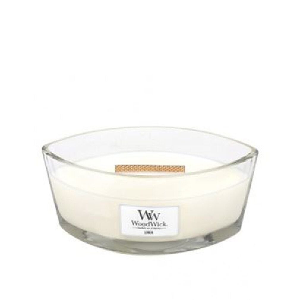 Candela in contenitore di vetro. Stoppino in legno, cera bianca, etichetta rettangolare con logo e testo. Contenitore in vetro trasparente.