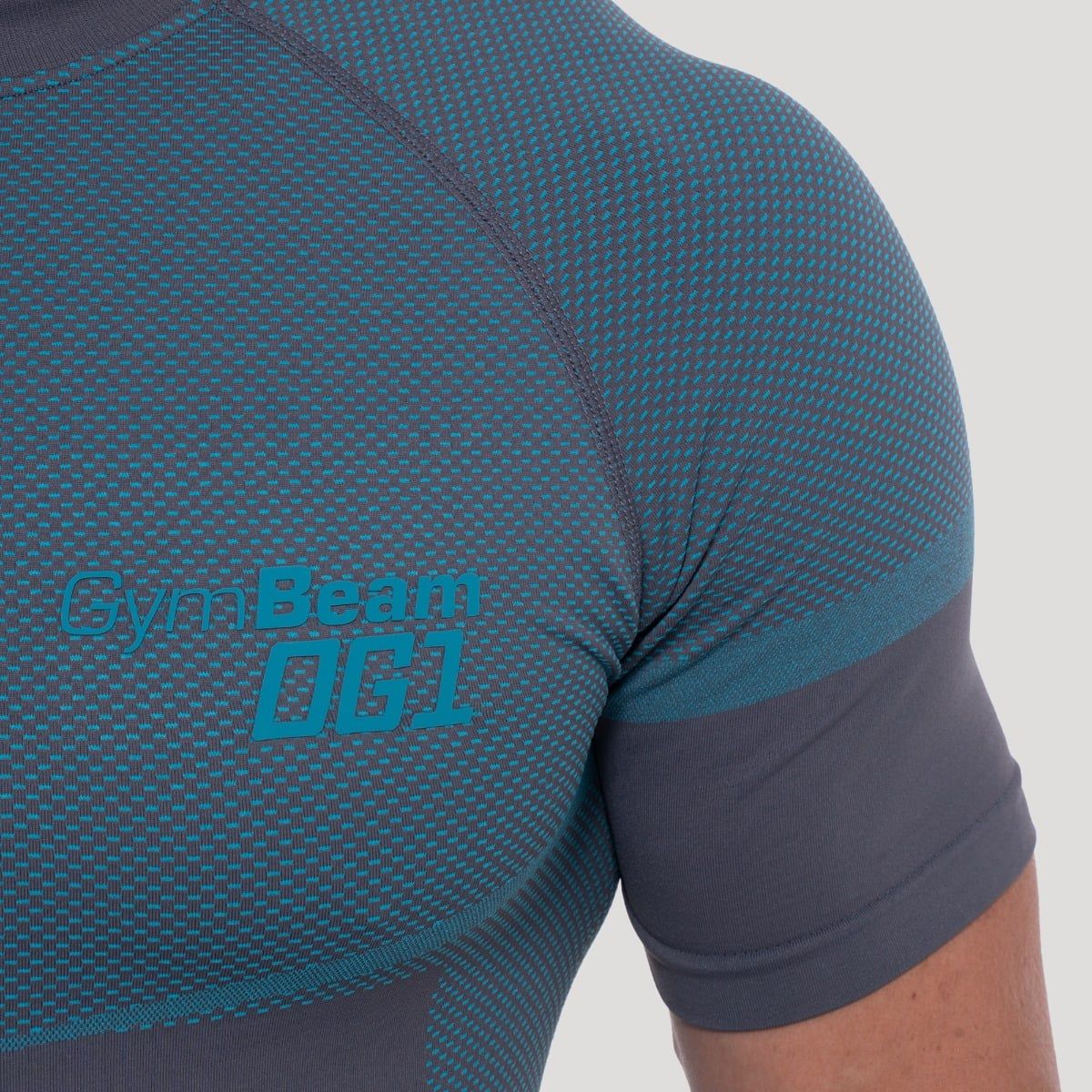 Vista dettagliata del t-shirt slim fit da uomo con logo GymBeam OG1.