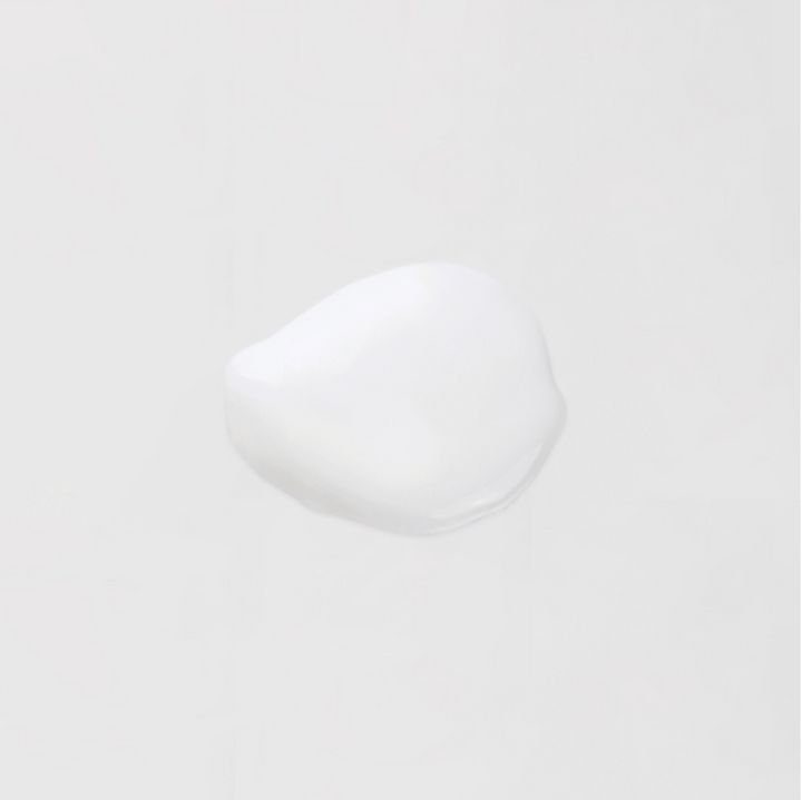 Prodotto bianco a forma di goccia su sfondo chiaro. Consistenza crema o maschera.