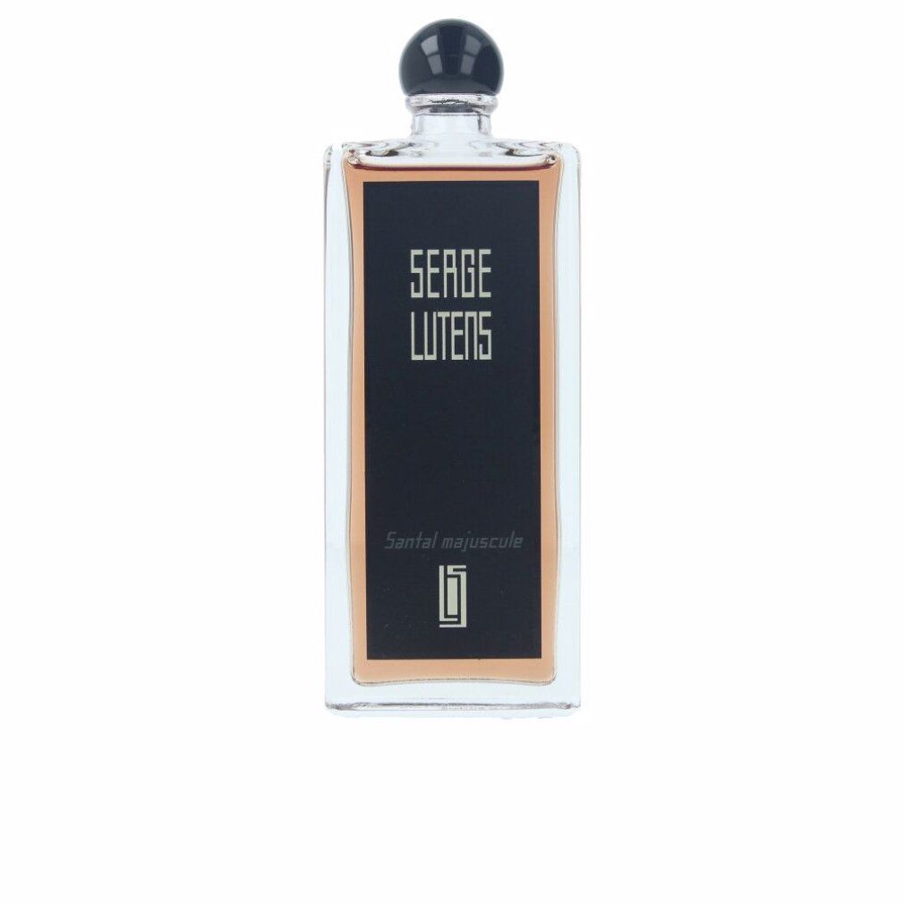 Flacone di profumo rettangolare con etichetta nera. Scritta: Serge Lutens, Santal Majuscule. Tappo nero.