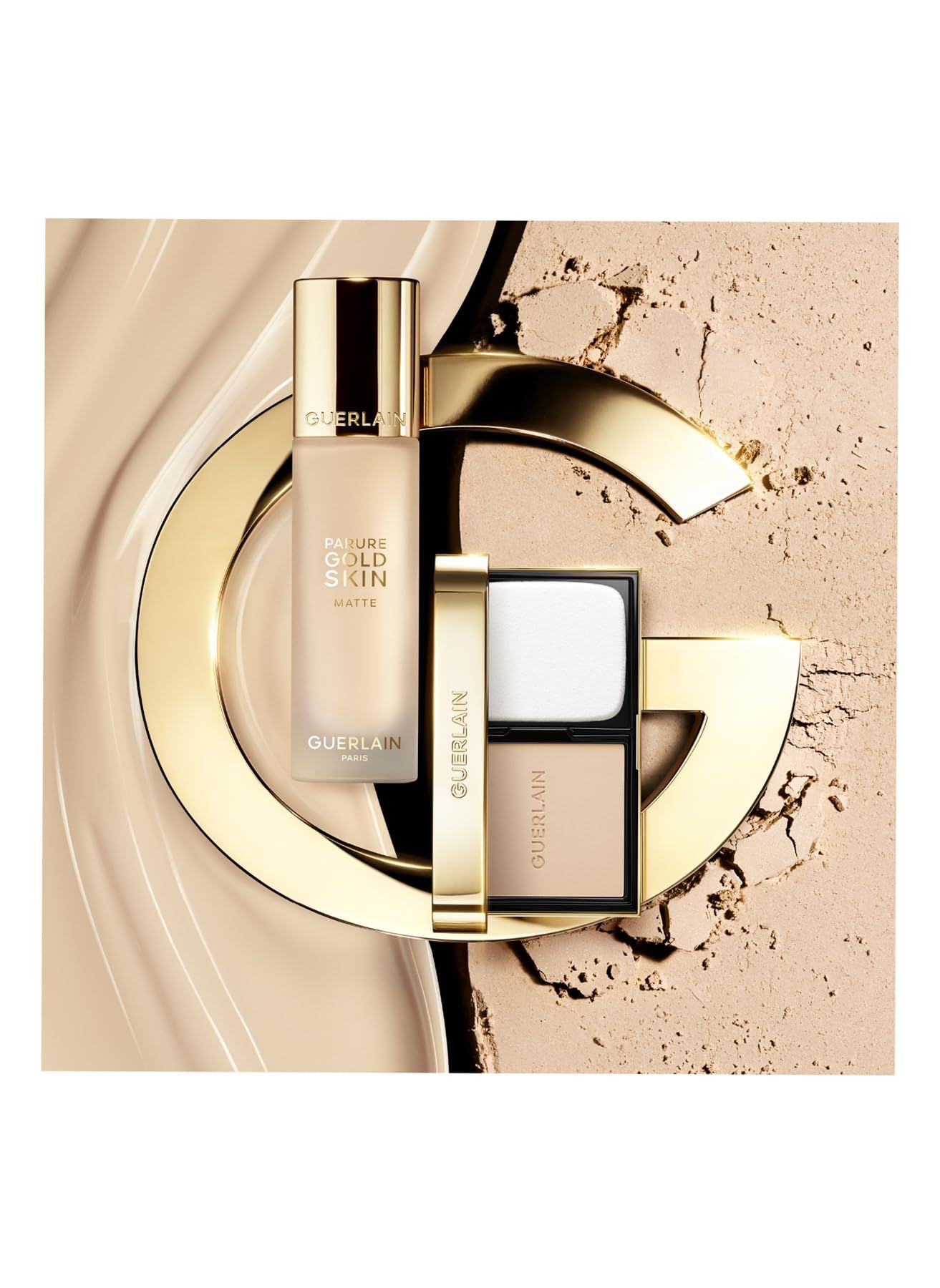 Fondotinta compatto, flacone di fondotinta e G dorato. Su sfondo beige.