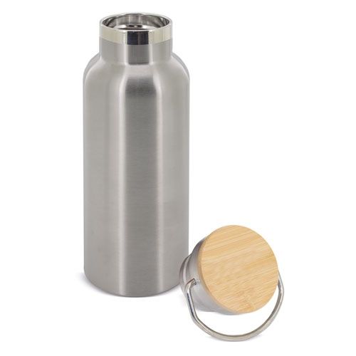 Thermos in acciaio inox con coperchio in legno rimosso. Corpo argentato, coperchio in legno con manico in metallo accanto. Su sfondo bianco.
