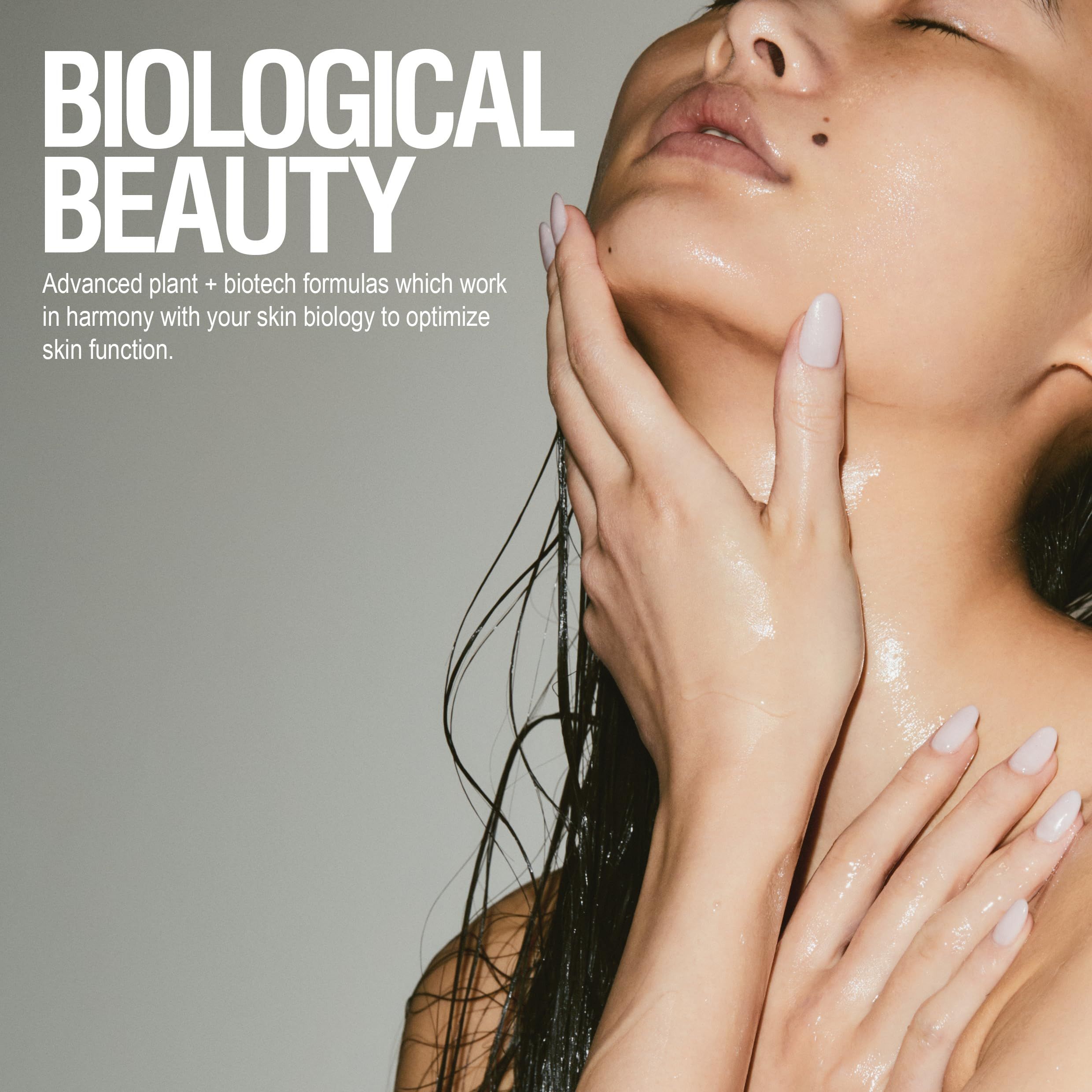 Donna tocca il suo viso. Testo: Biological Beauty. Formule che ottimizzano la funzione cutanea.