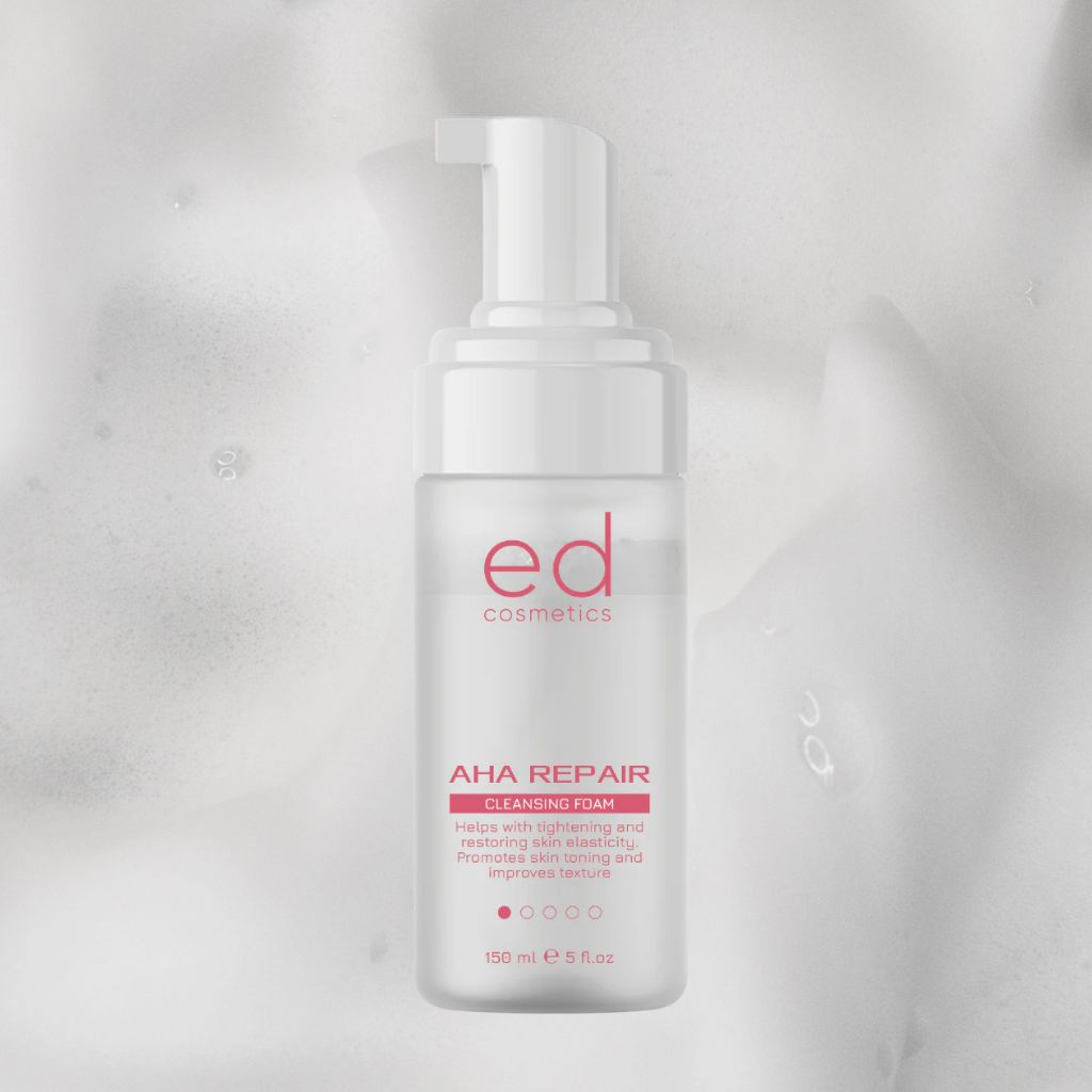 Flacone in schiuma. Scritta: ed cosmetics, AHA Repair Cleansing Foam. 150 ml.