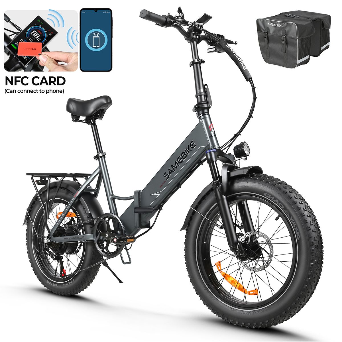 Bicicletta elettrica grigia con accessori. Carta NFC, illustrazione smartphone e due borse visibili. Marchio: SAMEBIKE.
