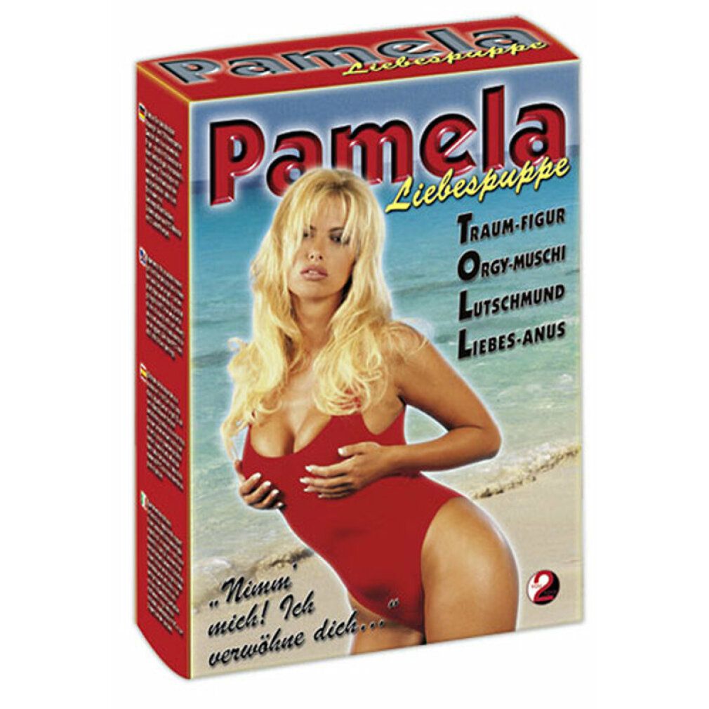 Confezione della bambola Pamela. Donna in costume da bagno rosso. Scritte: Pamela, Liebespuppe, Traum-Figur, Orgy-Muschi, Luts-Mund, Liebes-Anus. Citazione: Nimm mich! Ich verwöhne dich.