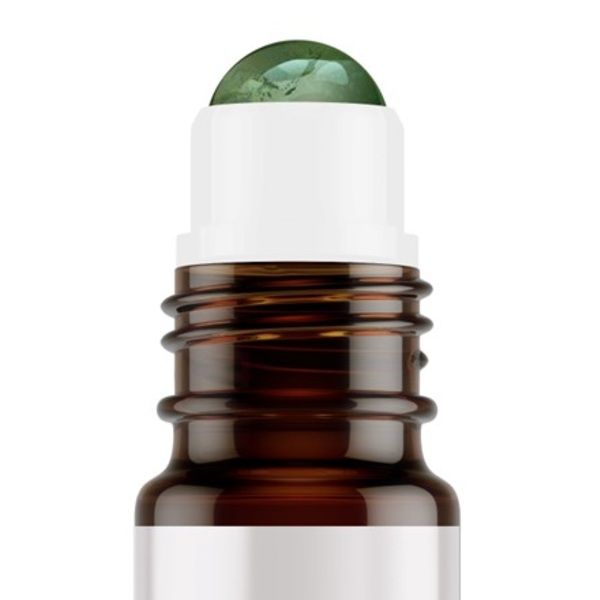 Flacone di vetro marrone con tappo bianco e applicatore roll-on verde. Primo piano, isolato su sfondo bianco.