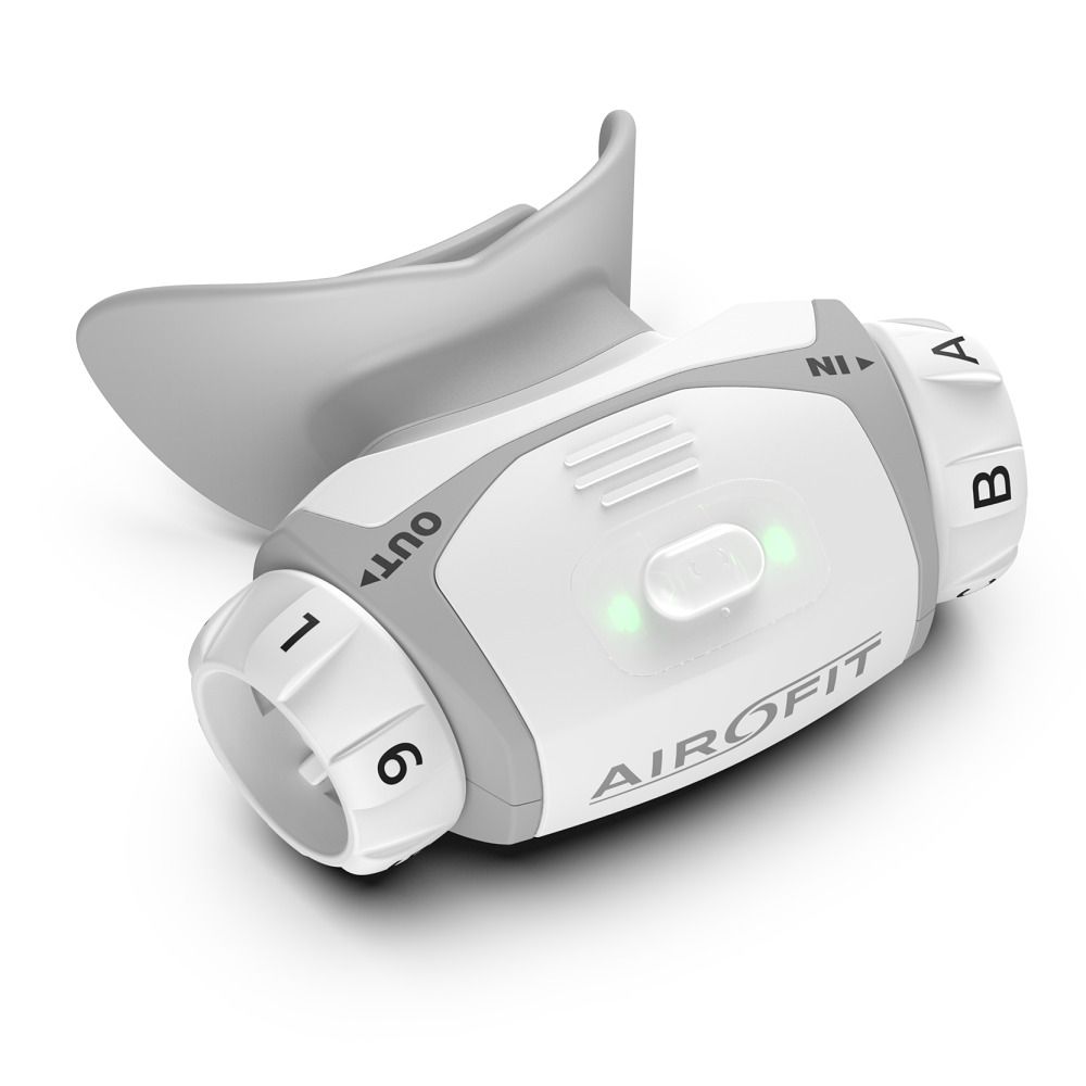 Allenatore respiratorio bianco e grigio. Manopole, boccaglio e luce verde. Scritta: Airofit.