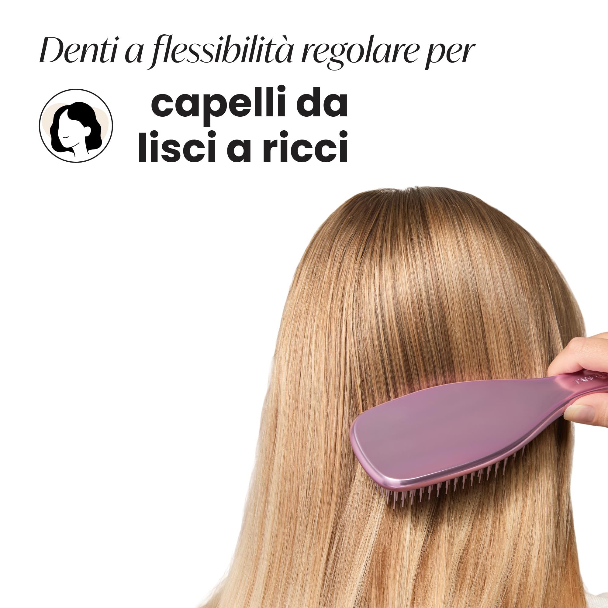 Spazzola rosa che passa tra capelli biondi. Testo: Per capelli lisci e ricci.